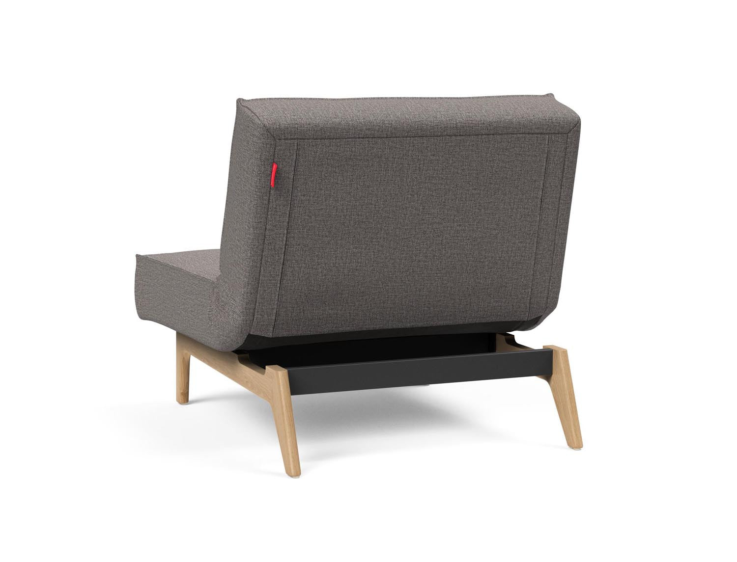 Erleben Sie den Splitback Eik Sessel von Innovation Living – ein elegantes, multifunktionales Möbelstück aus hochwertigem Eichenholz und Stahl, ideal für jedes Zuhause.
