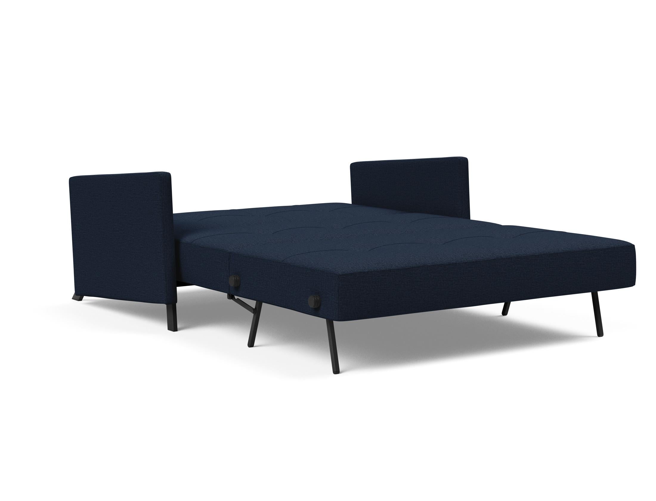 Entdecken Sie das Cubed Klappsofa 140 von Innovation Living – ein stilvolles, funktionales Sofa mit Armlehnen, das sich schnell in ein komfortables Bett verwandelt.