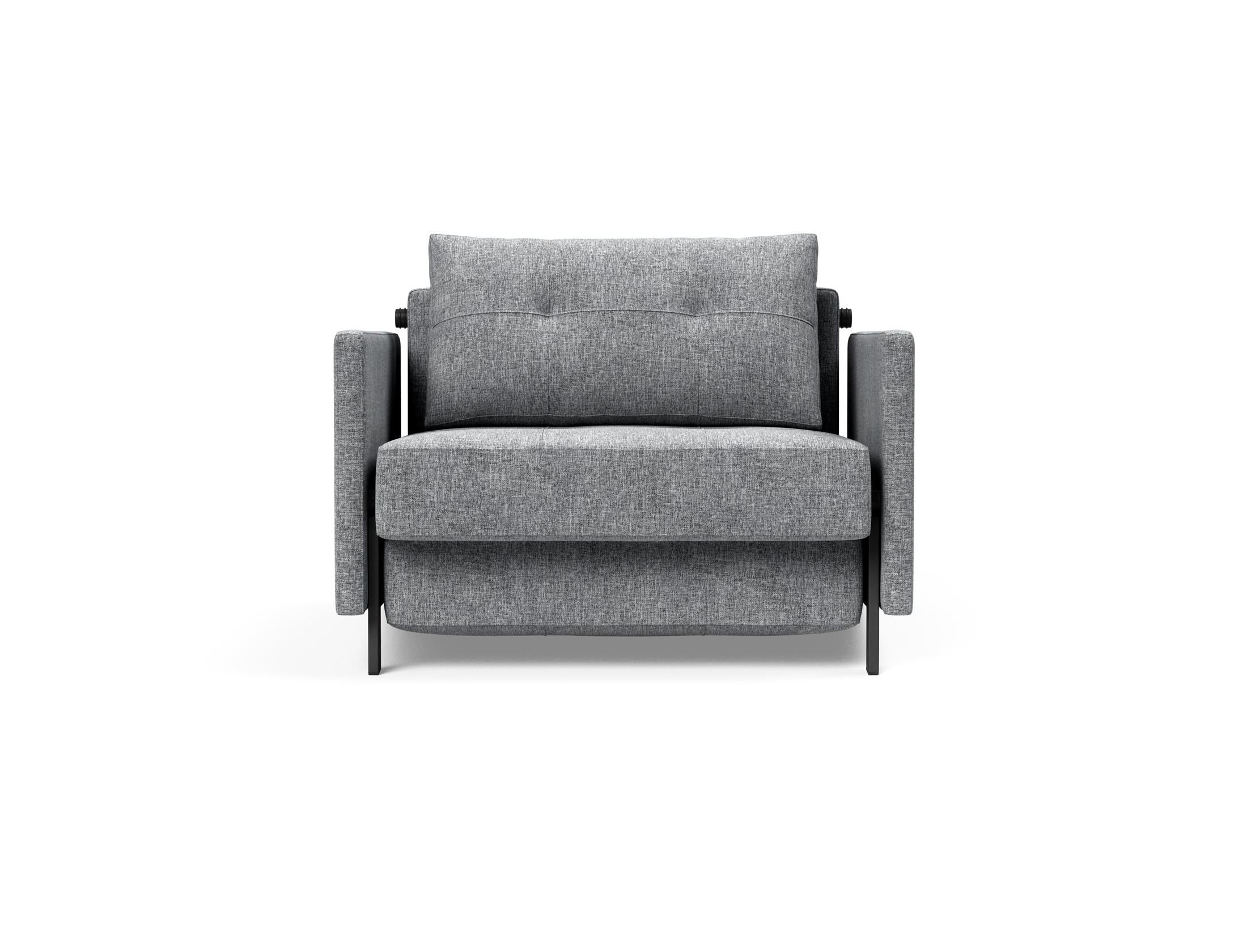 Entdecken Sie den vielseitigen Cubed Sessel 90 mit Armlehnen von Innovation Living – stilvoll, bequem und wandelbar in ein Bett für Gäste.