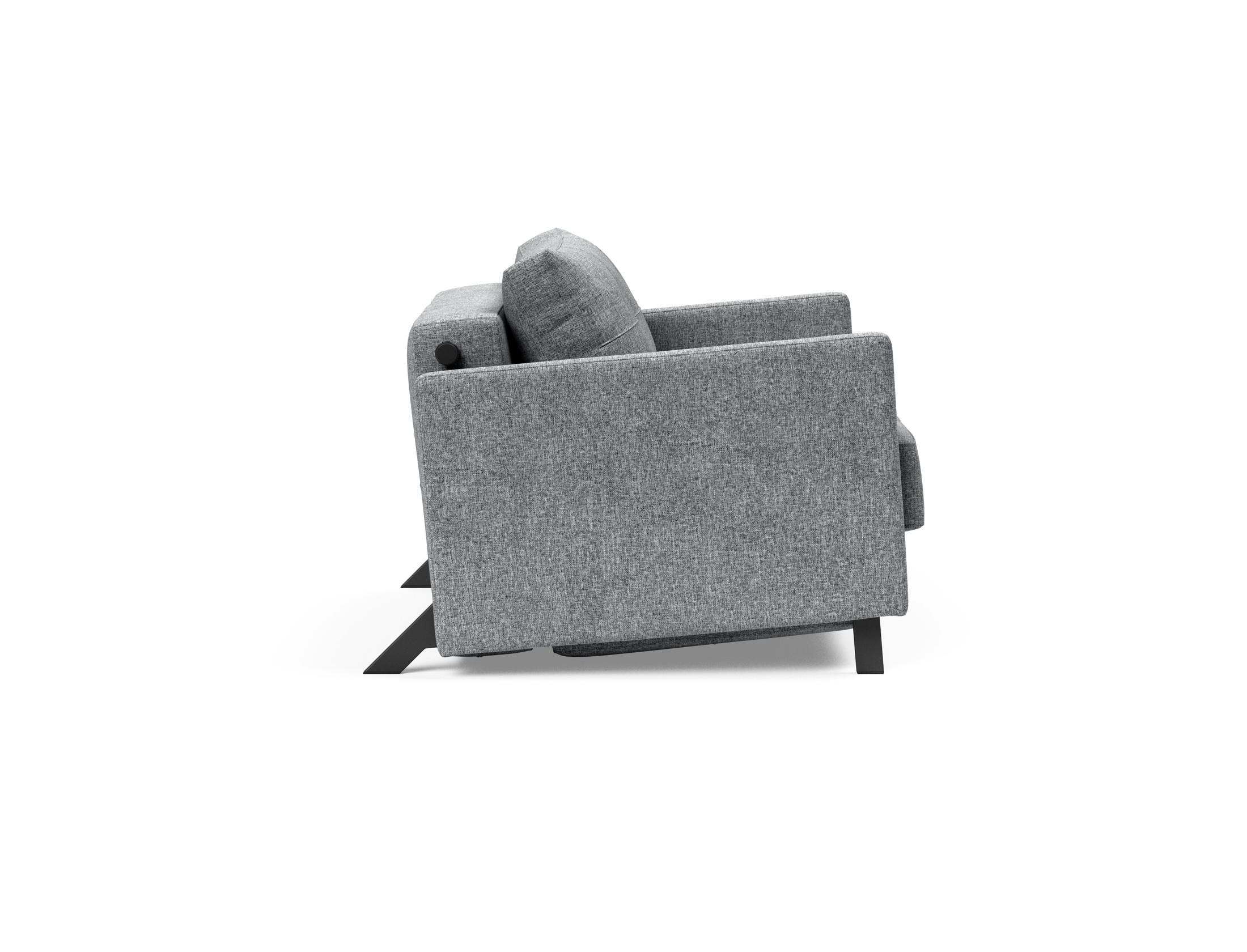 Entdecken Sie den vielseitigen Cubed Sessel 90 mit Armlehnen von Innovation Living – stilvoll, bequem und wandelbar in ein Bett für Gäste.