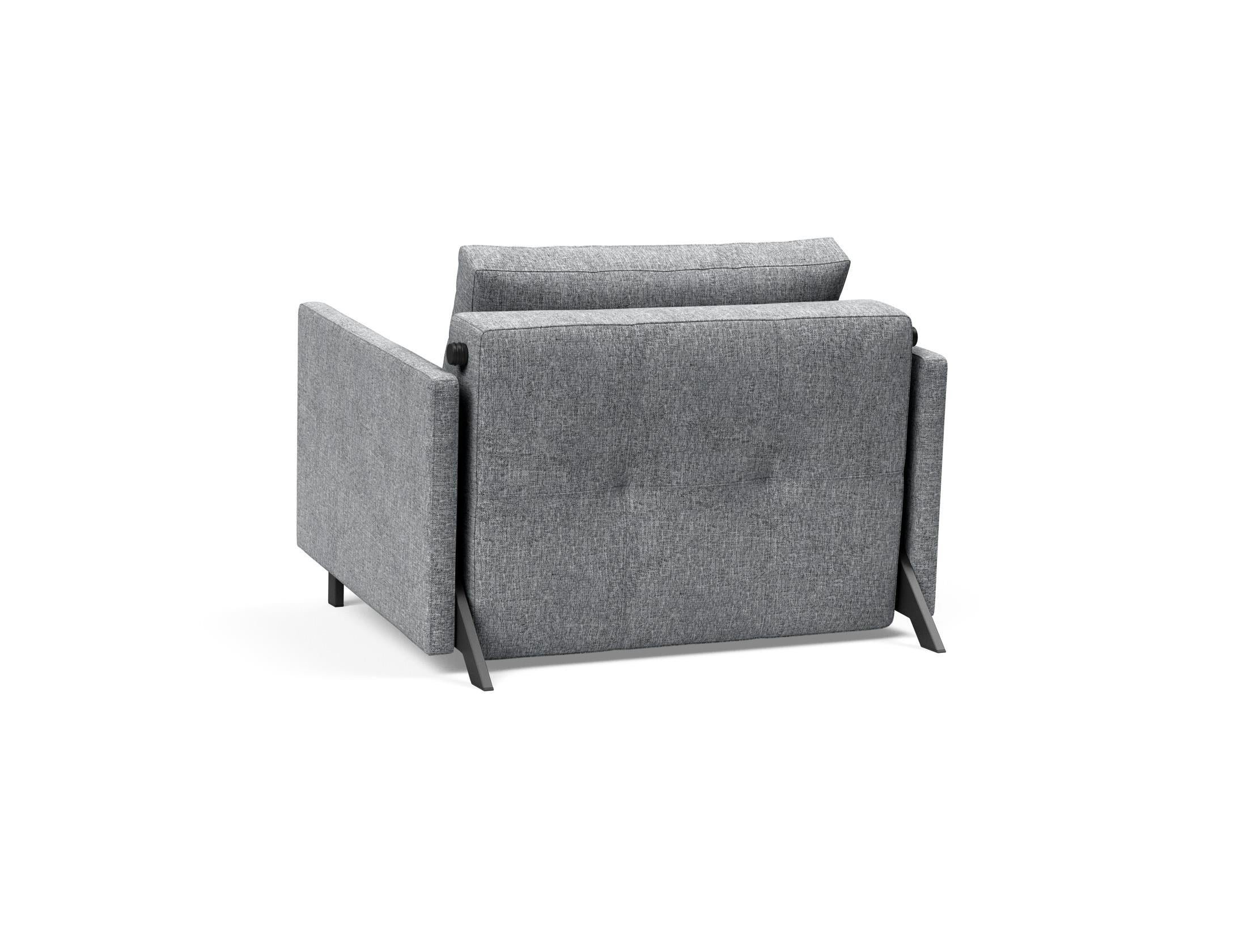 Entdecken Sie den vielseitigen Cubed Sessel 90 mit Armlehnen von Innovation Living – stilvoll, bequem und wandelbar in ein Bett für Gäste.
