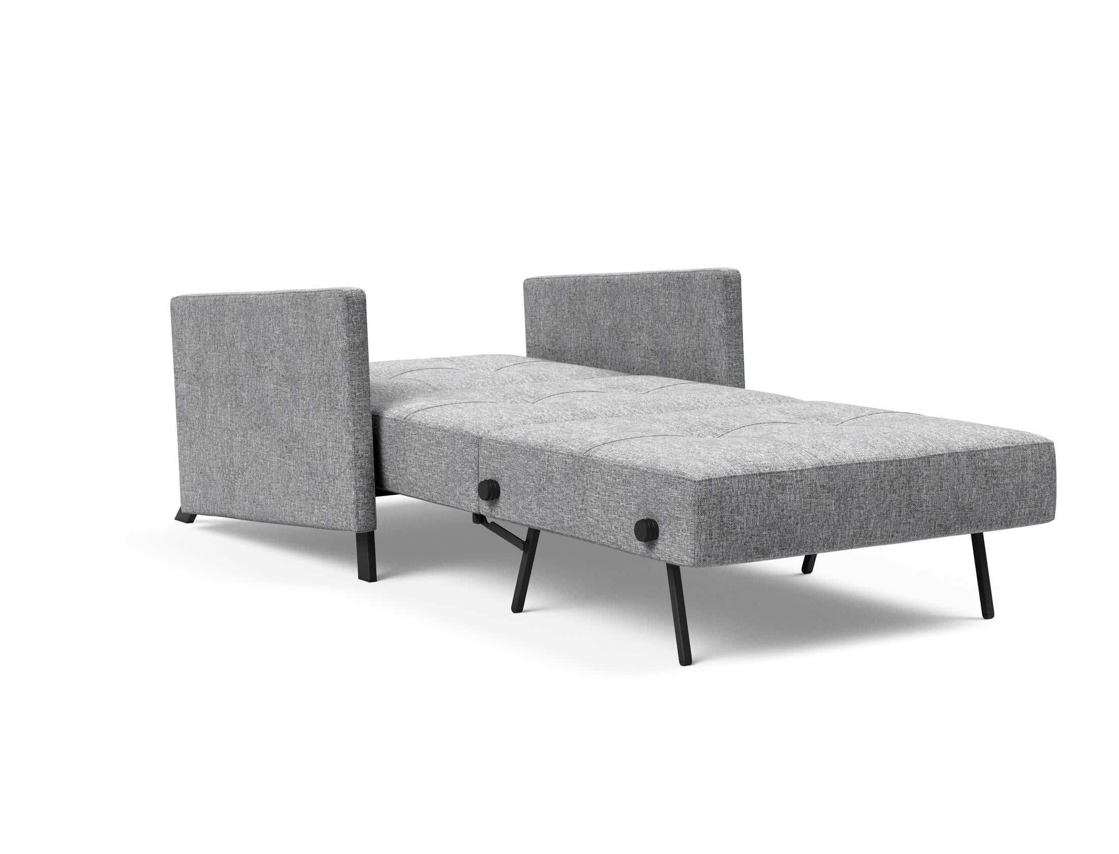 Erleben Sie den eleganten Cubed Sessel 90 mit Armlehnen von Innovation Living – ein komfortabler Sessel, der sich mühelos in ein Bett verwandelt und ideal für jedes Zuhause ist.