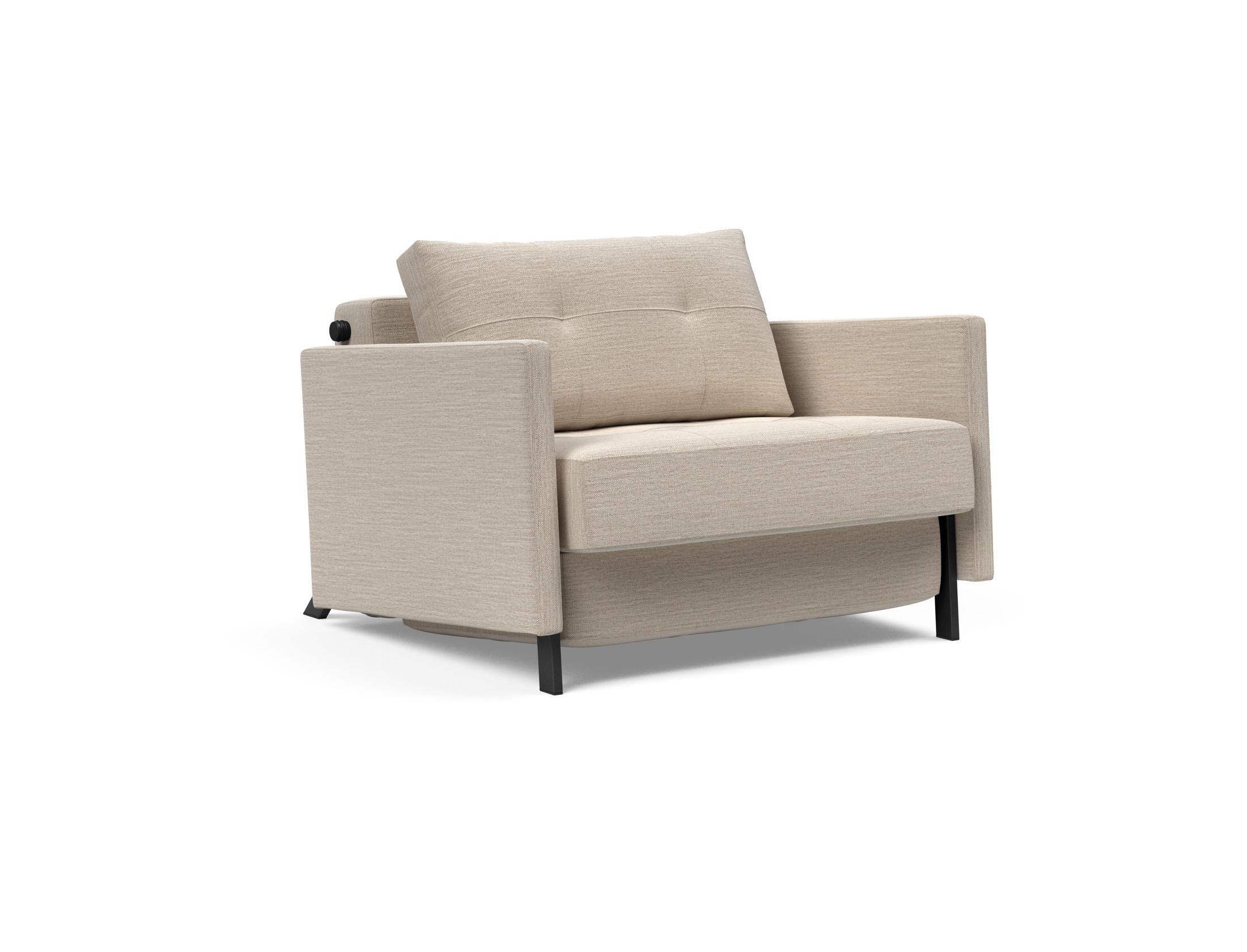 Entdecken Sie den Cubed Sessel 90 mit Armlehnen von Innovation Living – modern, vielseitig und bequem. Ideal für Wohnzimmer und Gästezimmer!