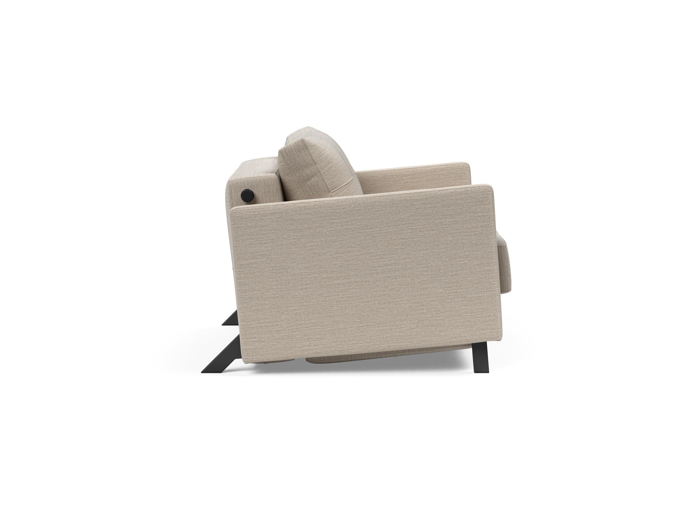 Entdecken Sie den Cubed Sessel 90 mit Armlehnen von Innovation Living – modern, vielseitig und bequem. Ideal für Wohnzimmer und Gästezimmer!