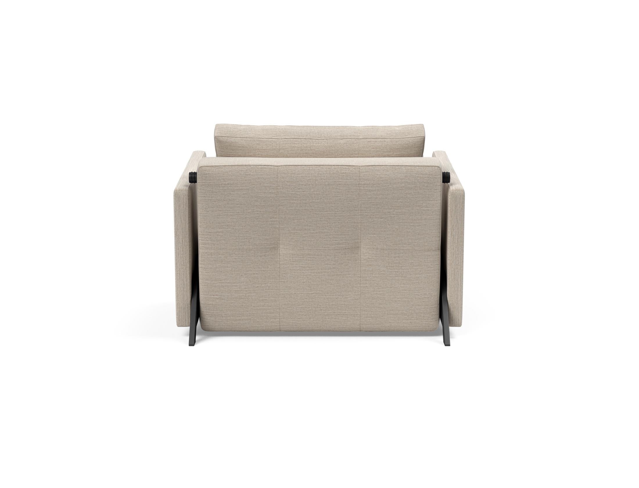 Entdecken Sie den Cubed Sessel 90 mit Armlehnen von Innovation Living – modern, vielseitig und bequem. Ideal für Wohnzimmer und Gästezimmer!