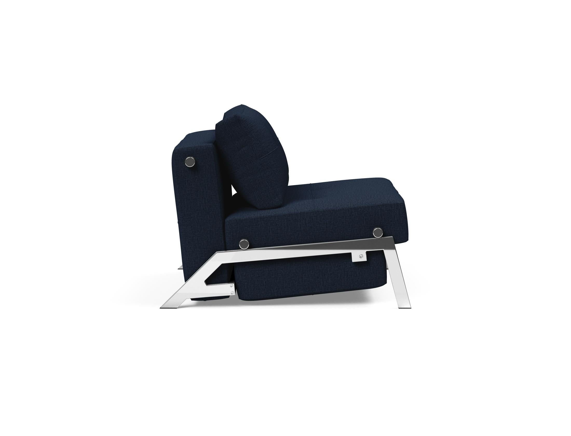 Erleben Sie den Cubed Sessel 90 von Innovation Living: Ein stilvoller, platzsparender Sessel mit cleverer Bettfunktion und integriertem Stauraum.