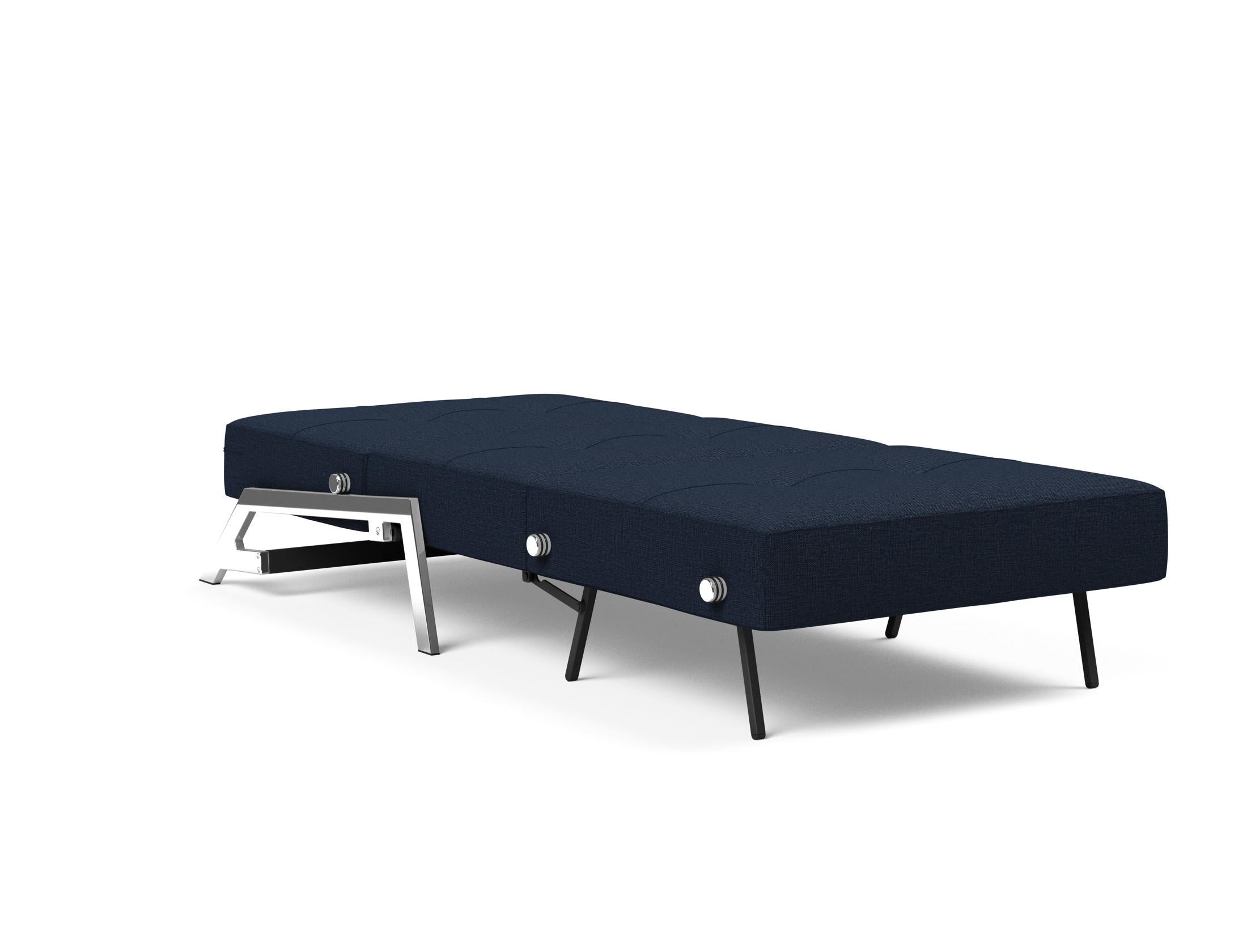 Entdecken Sie den Cubed Sessel 90 von Innovation Living: Ein eleganter, multifunktionaler Sessel mit cleverem Stauraum und einfacher Umwandlung in ein Bett.