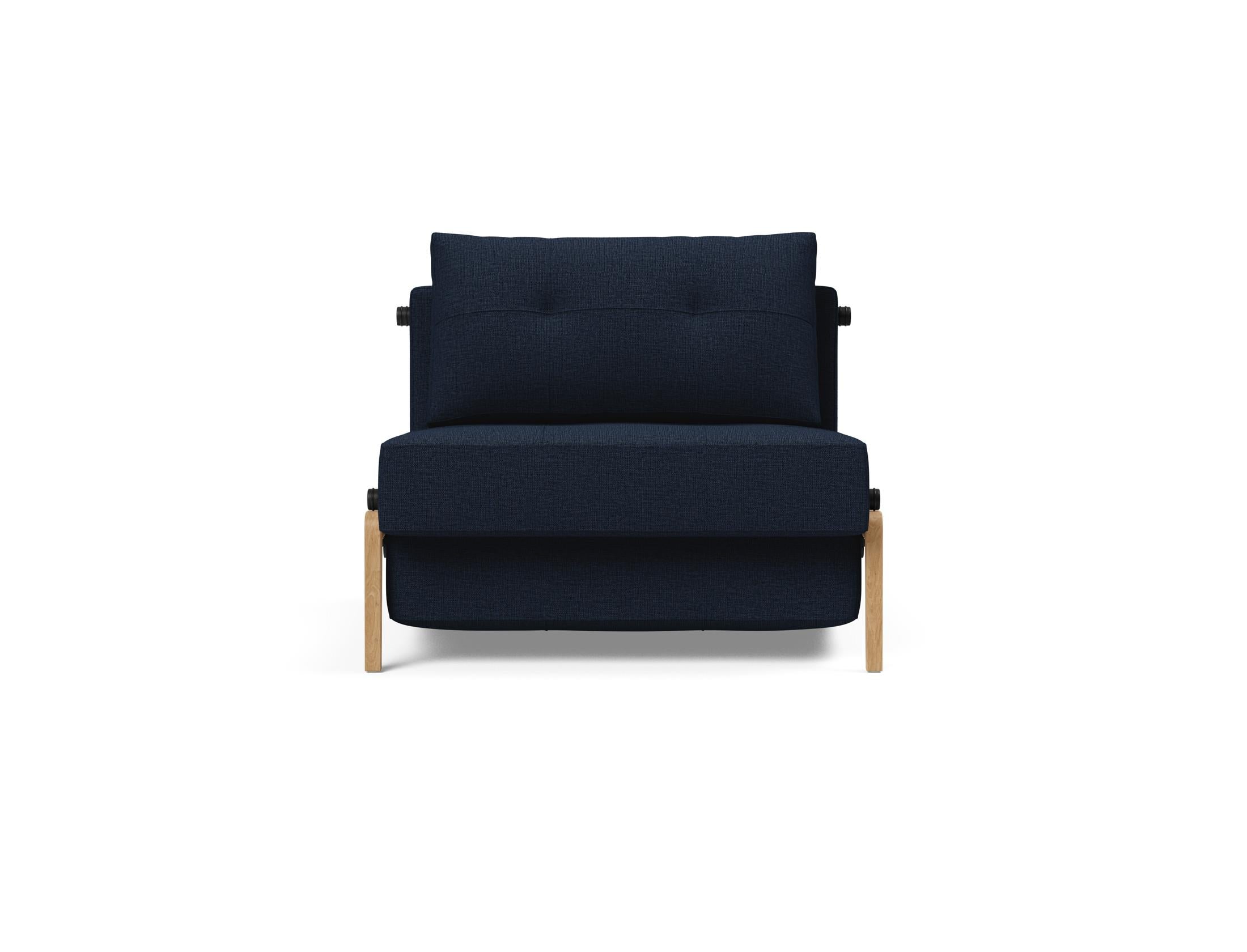 Erleben Sie den Cubed Sessel 90 von Innovation Living: Ein stilvoller, platzsparender Sessel mit cleverer Bettfunktion und integriertem Stauraum.