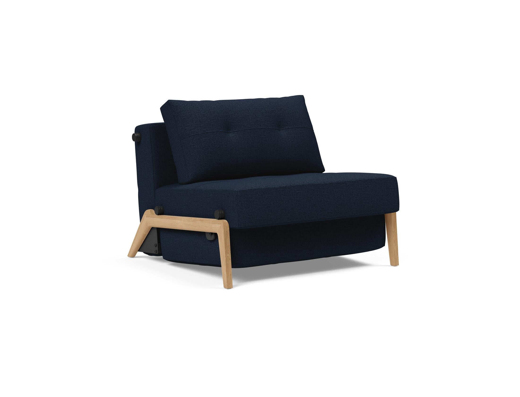 Entdecken Sie den Cubed Sessel 90 von Innovation Living: Ein eleganter, multifunktionaler Sessel mit modernem Design, der sich mühelos in ein Bett verwandelt.