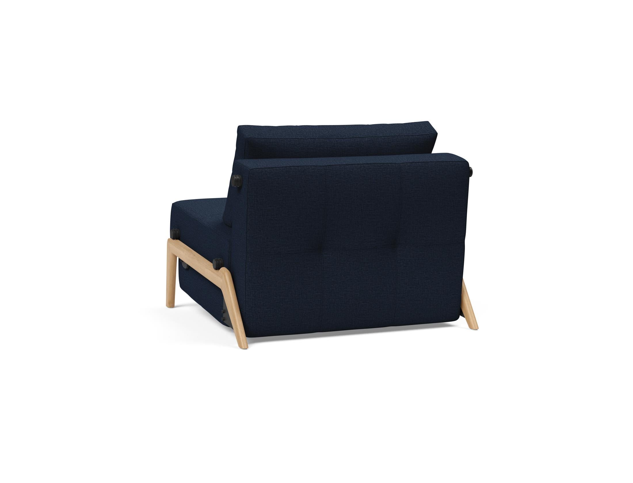 Erleben Sie den Cubed Sessel 90 von Innovation Living: Ein stilvoller, kompakter Sessel, der sich mühelos in ein Bett verwandelt und zusätzlichen Stauraum bietet.