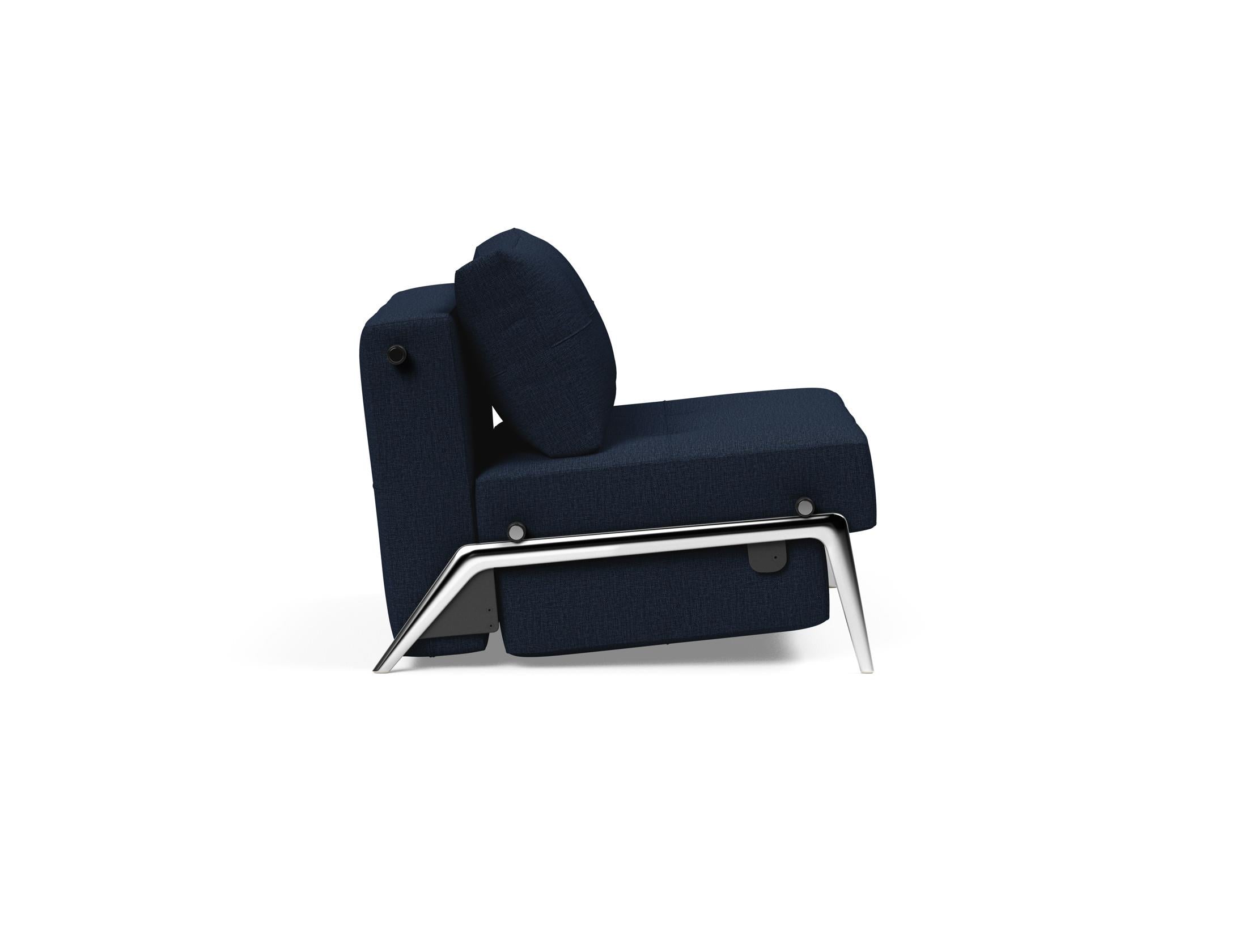 Erleben Sie den Cubed Sessel 90 von Innovation Living: Ein stilvoller, kompakter Sessel, der sich mühelos in ein Bett verwandelt und zusätzlichen Stauraum bietet.