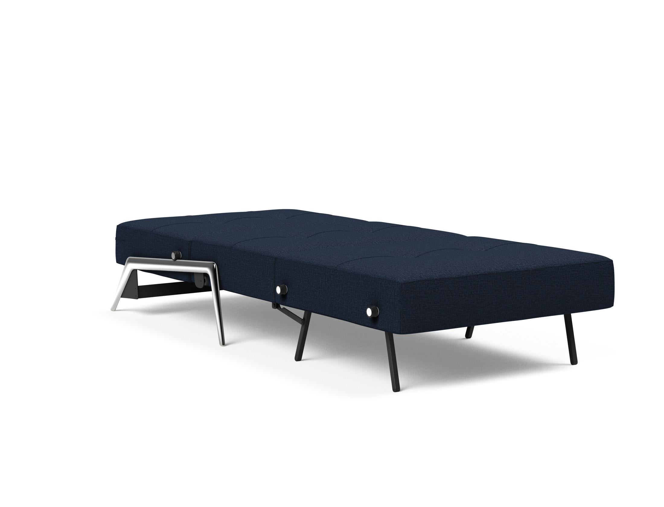 Entdecken Sie den Cubed Sessel 90 von Innovation Living: Ein eleganter, multifunktionaler Sessel mit modernem Design, der sich mühelos in ein Bett verwandelt.