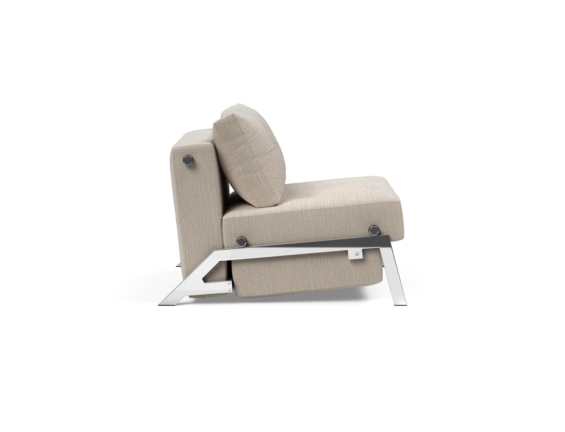 Erleben Sie den Cubed Sessel 90 von Innovation Living: Ein stilvoller, platzsparender Sessel mit cleverer Bettfunktion und integriertem Stauraum.