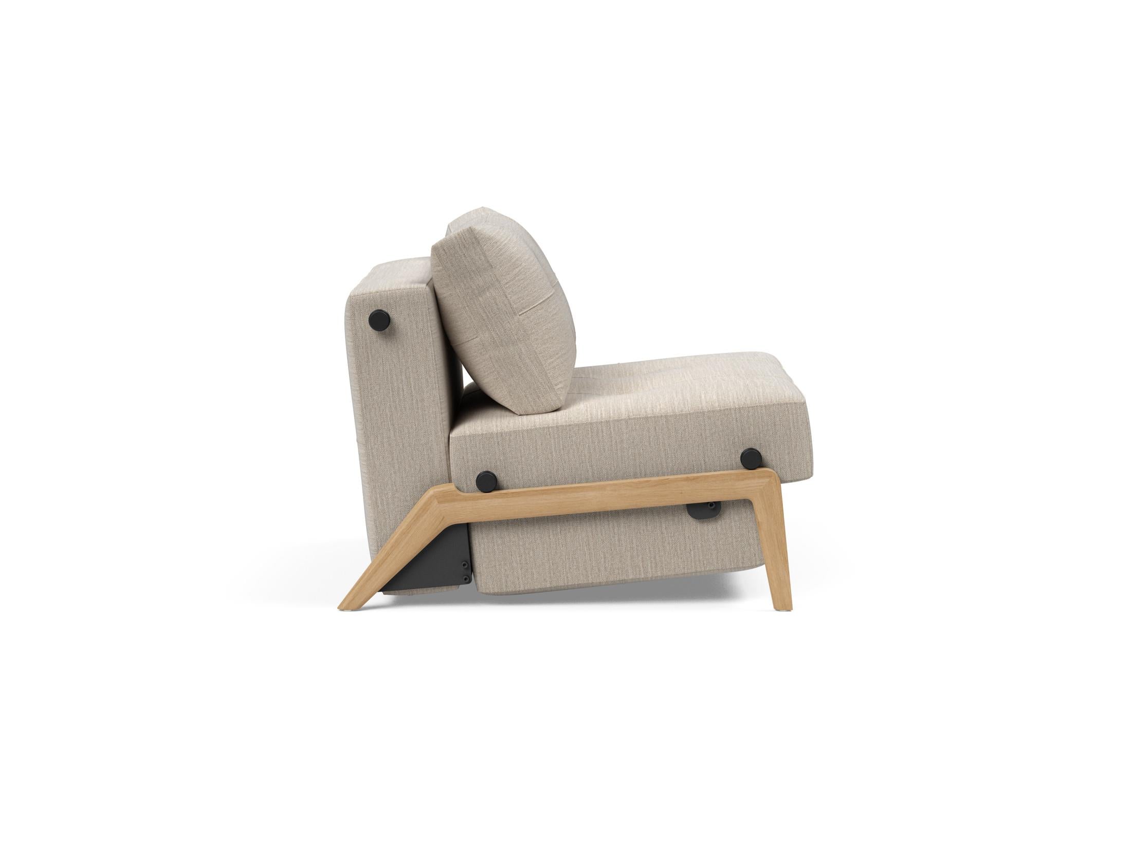 Entdecken Sie den Cubed Sessel 90 von Innovation Living: Ein eleganter, multifunktionaler Sessel mit cleverem Stauraum und einfacher Umwandlung in ein Bett.