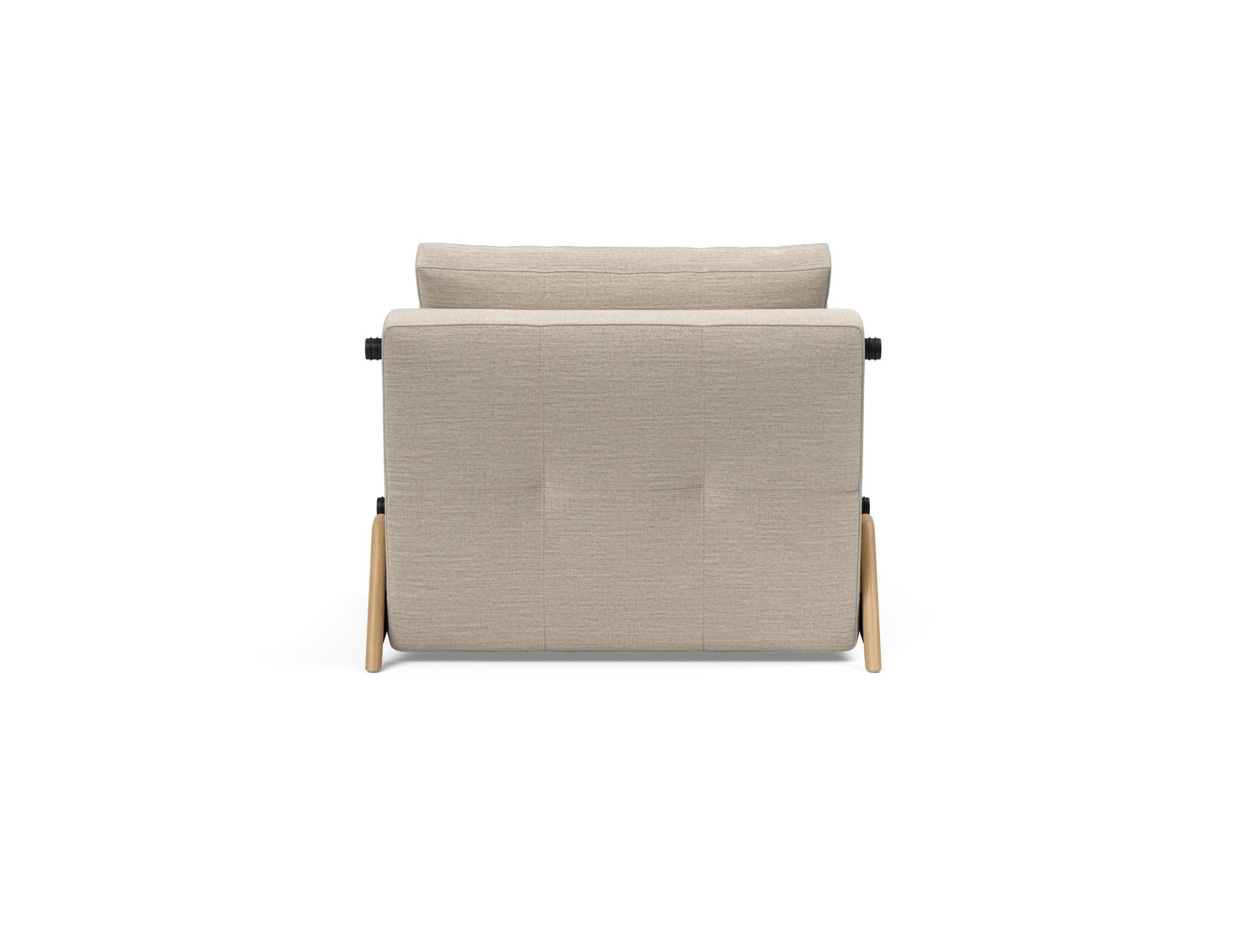 Erleben Sie den Cubed Sessel 90 von Innovation Living: Ein stilvoller, kompakter Sessel, der sich mühelos in ein Bett verwandelt und zusätzlichen Stauraum bietet.