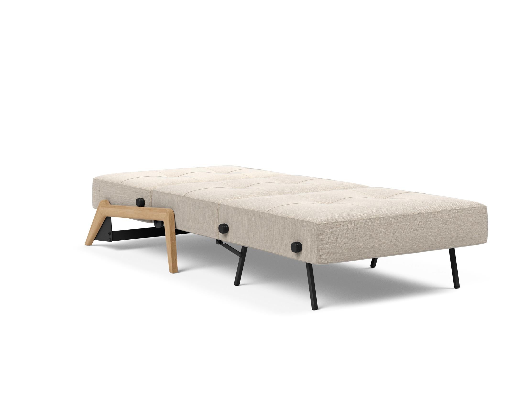 Erleben Sie den Cubed Sessel 90 von Innovation Living: Ein stilvoller, platzsparender Sessel mit cleverer Bettfunktion und integriertem Stauraum.