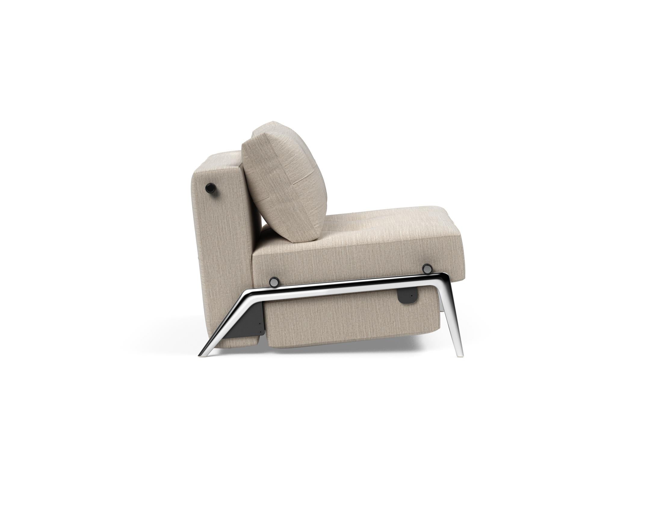 Erleben Sie den Cubed Sessel 90 von Innovation Living: Ein stilvoller, kompakter Sessel, der sich mühelos in ein Bett verwandelt und zusätzlichen Stauraum bietet.