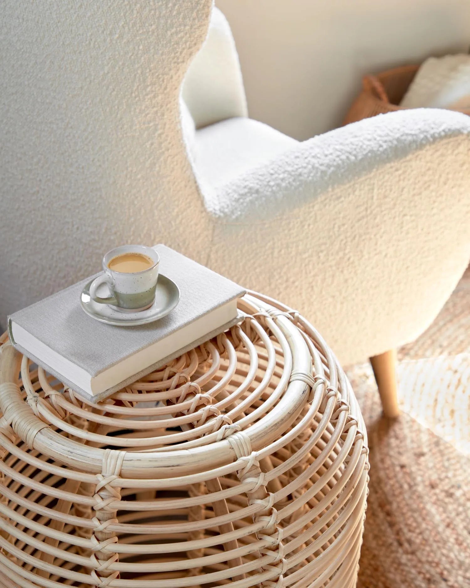 Eleganter Rattan-Beistelltisch Ø 45 cm, handgefertigt, mit natürlichem Finish – stilvoll und nachhaltig.