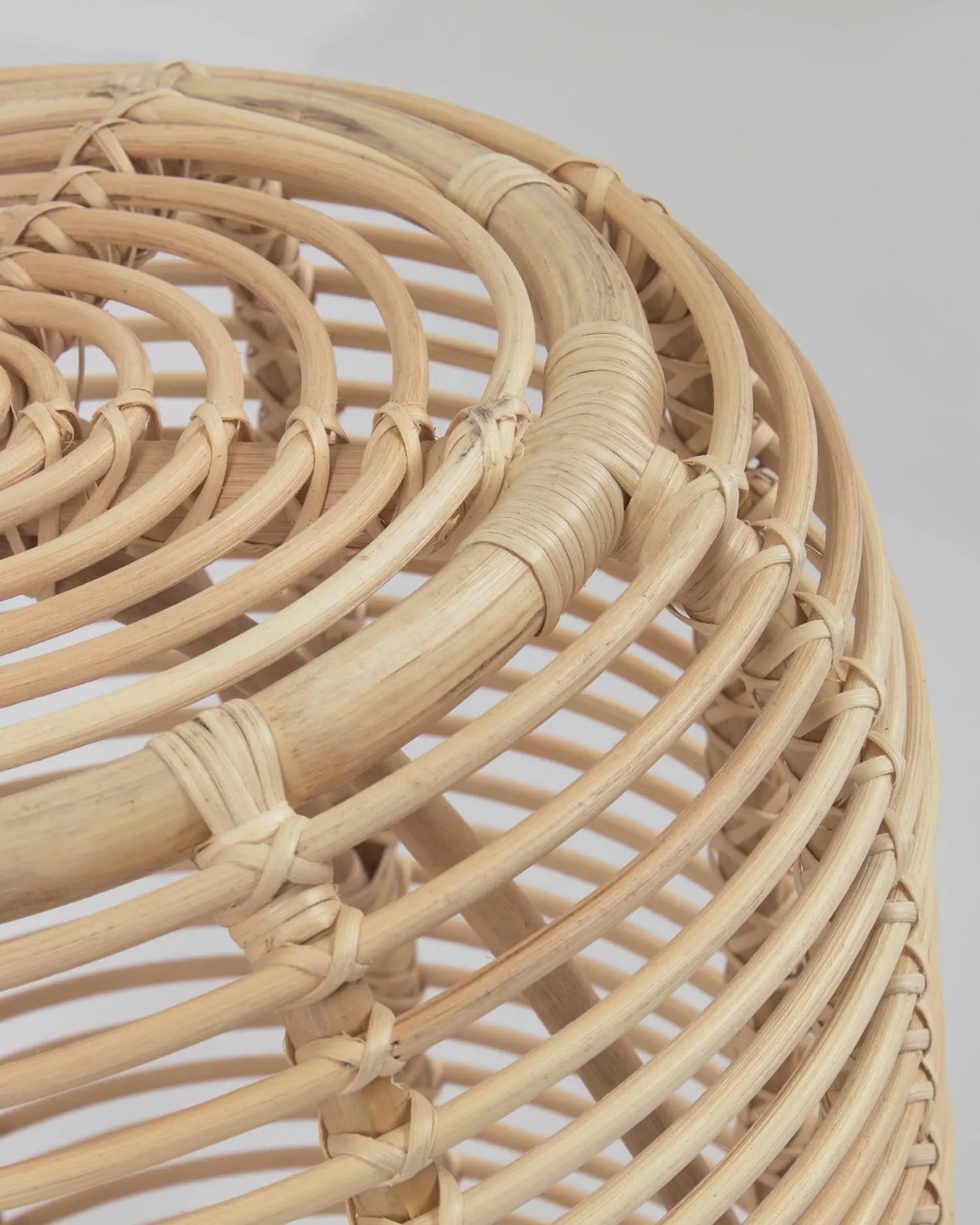Eleganter Rattan-Beistelltisch Ø 45 cm, handgefertigt, mit natürlichem Finish – stilvoll und nachhaltig.