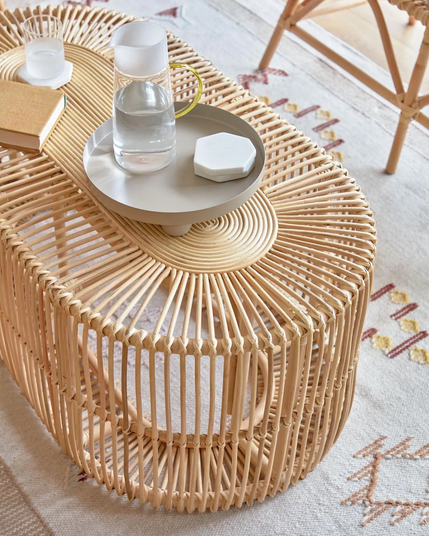 Eleganter Rattan-Couchtisch mit natürlichem Finish, Ø 110 cm, ideal für stilvolle Wohnräume.