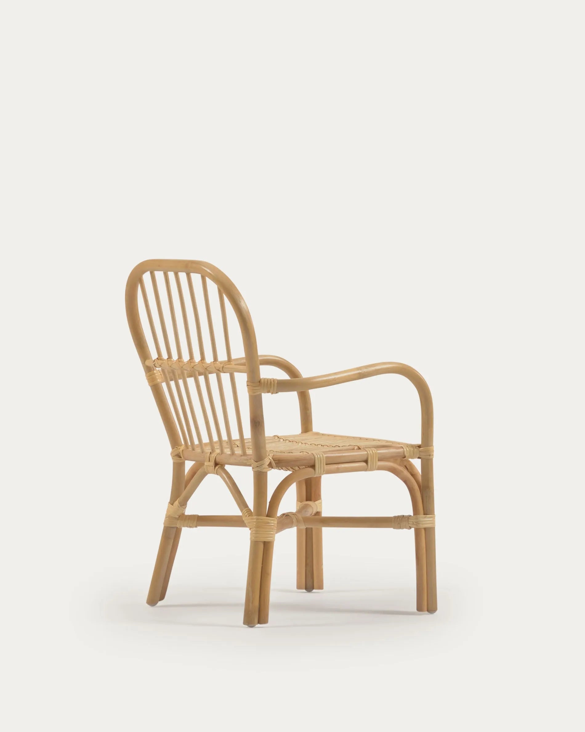 Ein handgefertigter Rattan-Kinderstuhl, der mit seiner natürlichen Eleganz und Stabilität jedes Kinderzimmer bereichert.