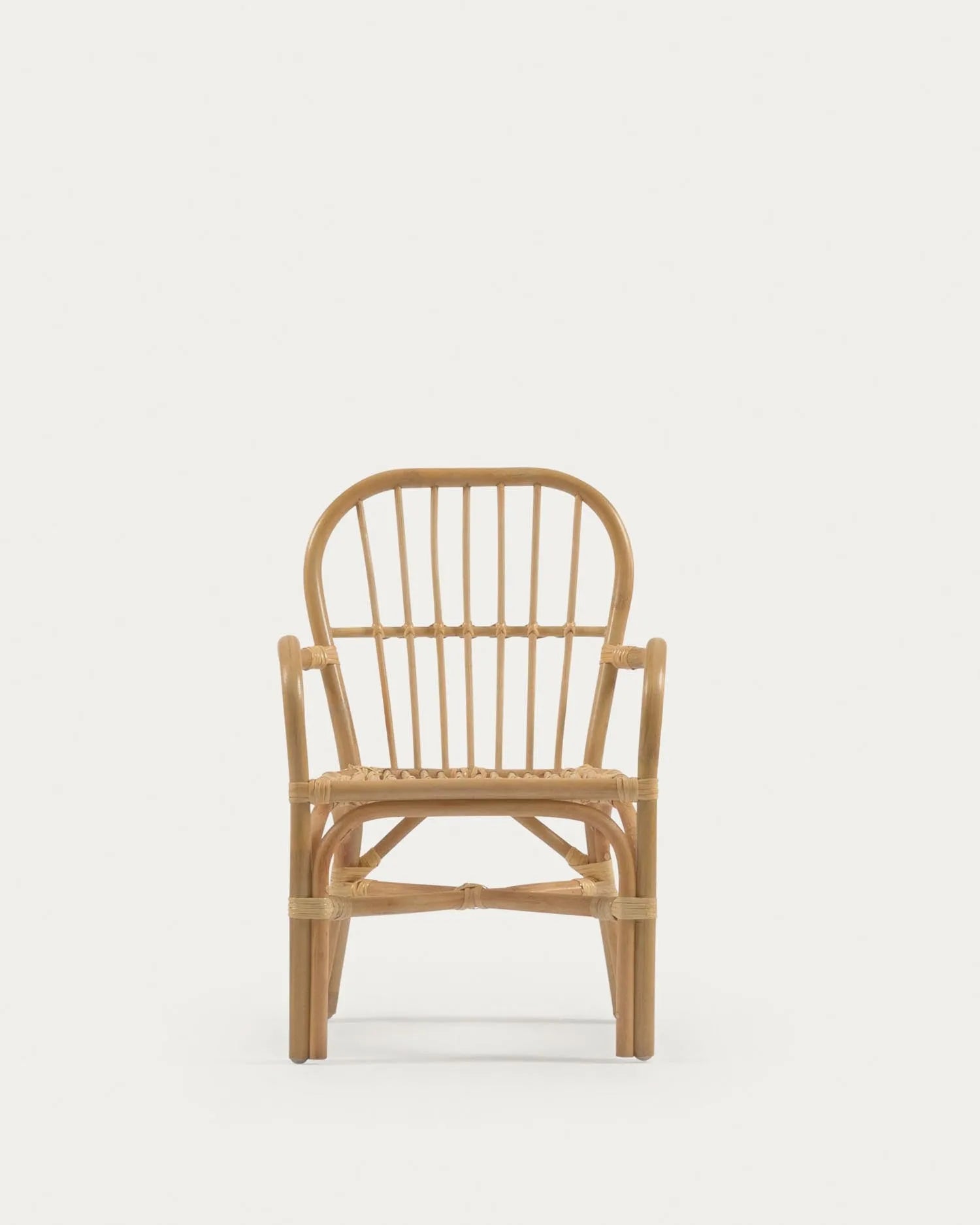 Ein handgefertigter Rattan-Kinderstuhl, der mit seiner natürlichen Eleganz und Stabilität jedes Kinderzimmer bereichert.