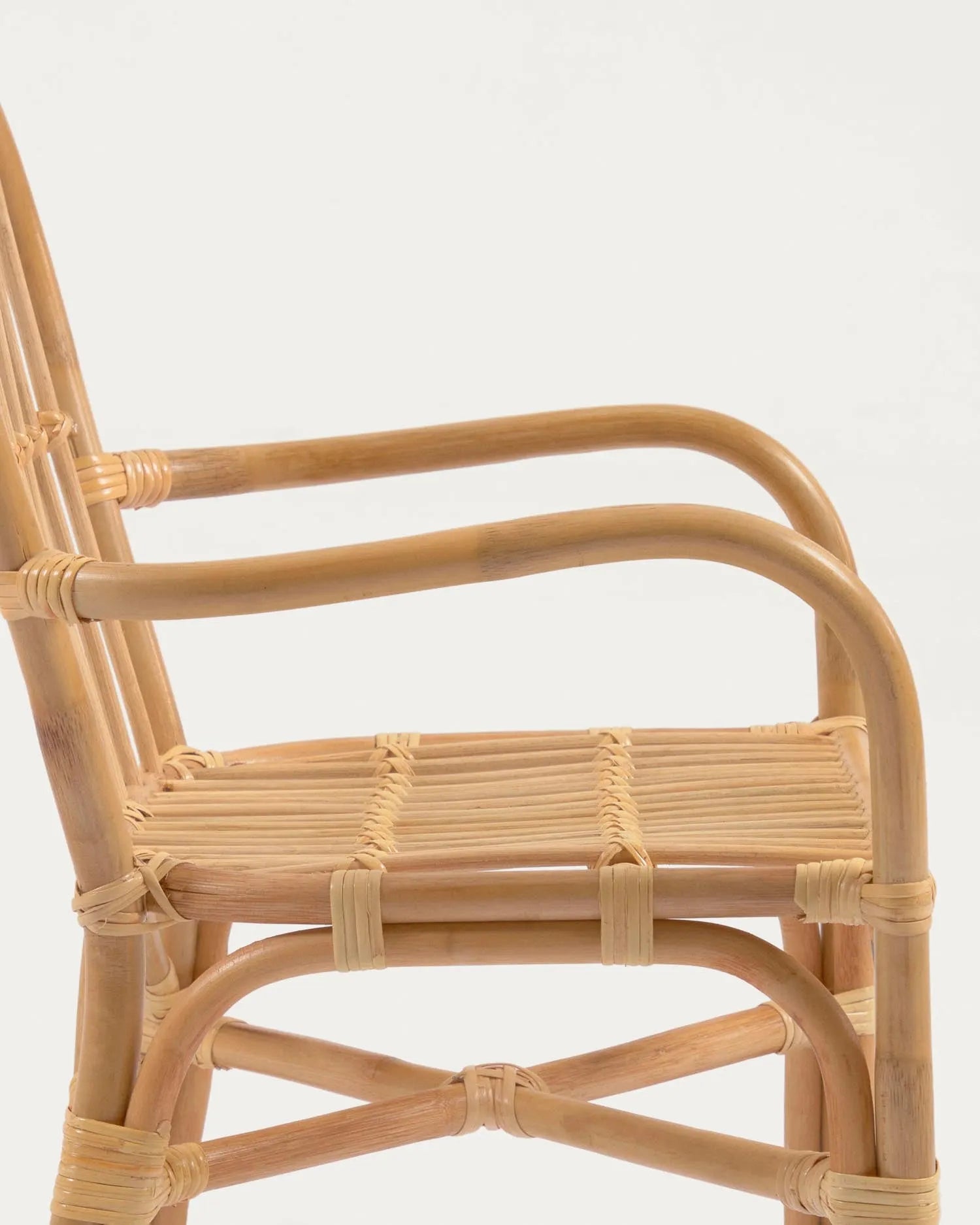 Ein handgefertigter Rattan-Kinderstuhl, der mit seiner natürlichen Eleganz und Stabilität jedes Kinderzimmer bereichert.