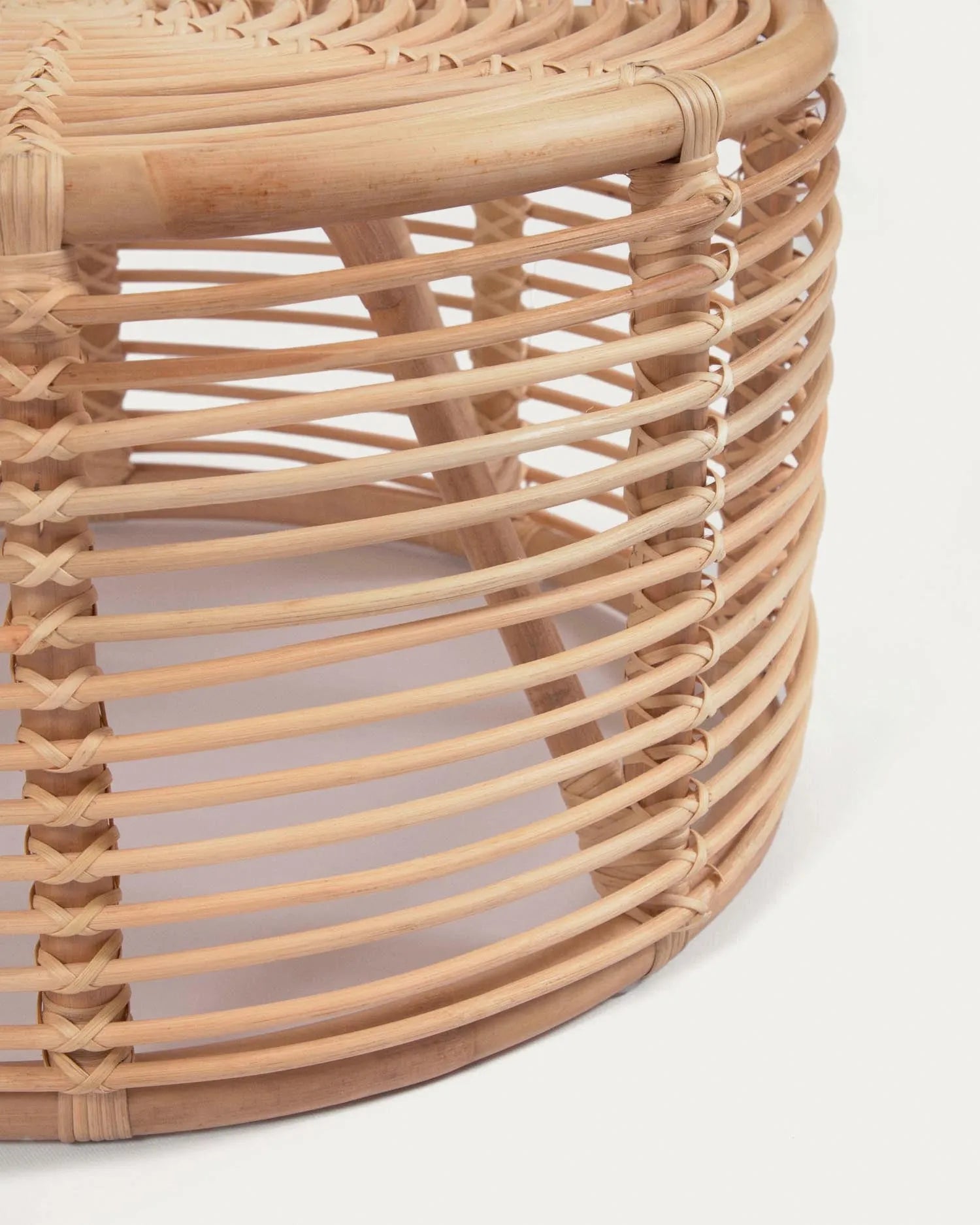 Der Kohana Couchtisch aus Rattan, Ø 66 cm, vereint natürliche Eleganz und Funktionalität für stilvolle Wohnräume.