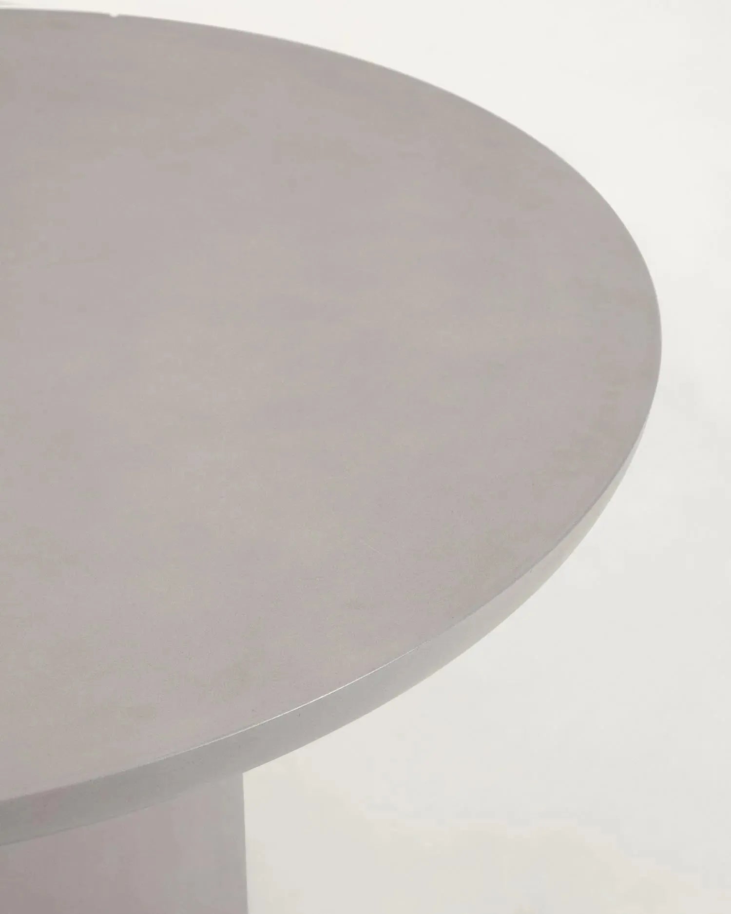 Der Taimi Tisch aus Zement: robust, elegant, ideal für gesellige Runden im Freien. Zeitloses Design trifft auf natürliche Materialien.