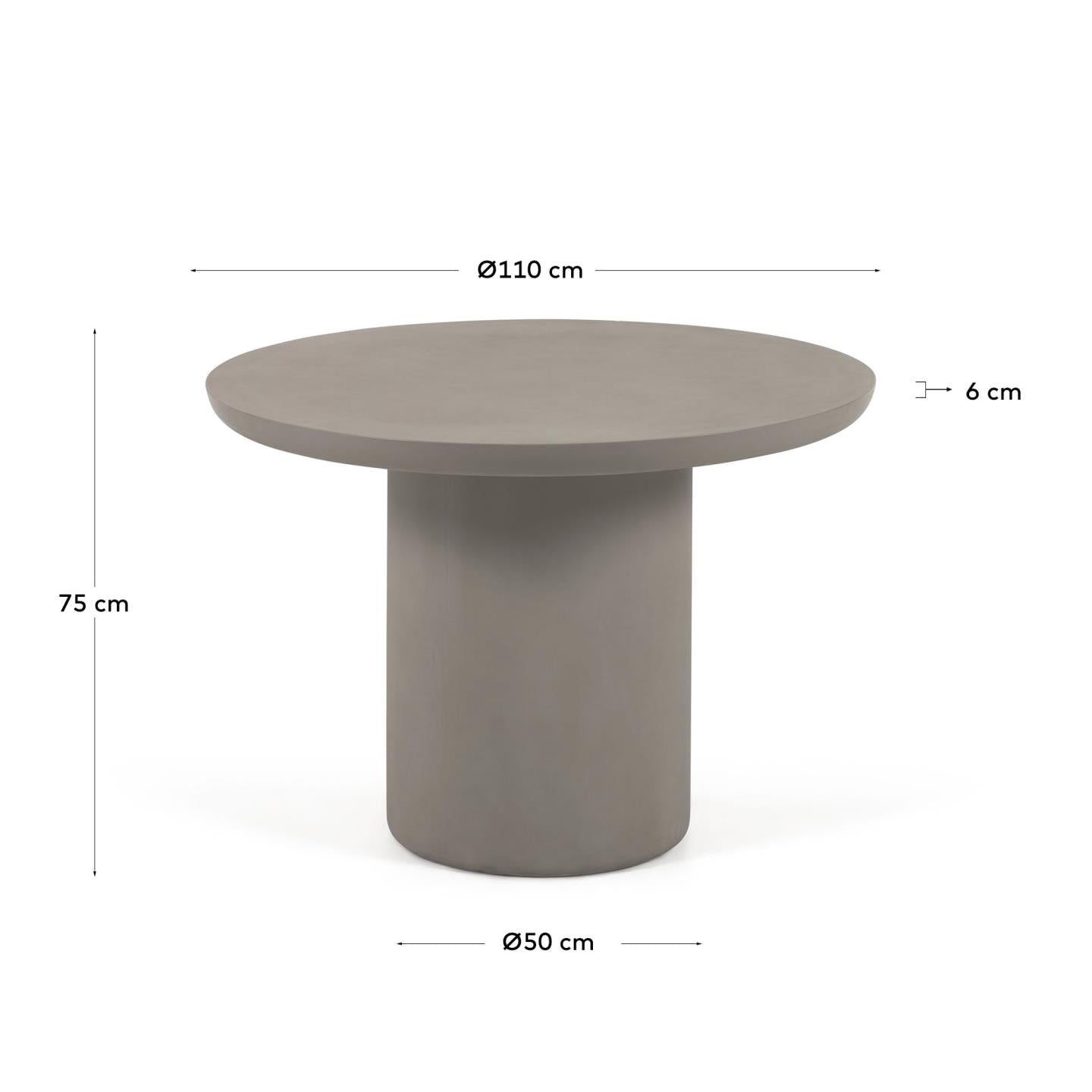 Der Taimi runde Gartentisch (Ø 110 cm) von Kave Home vereint elegantes Design und langlebigen Zement – perfekt für gesellige Stunden im Freien.