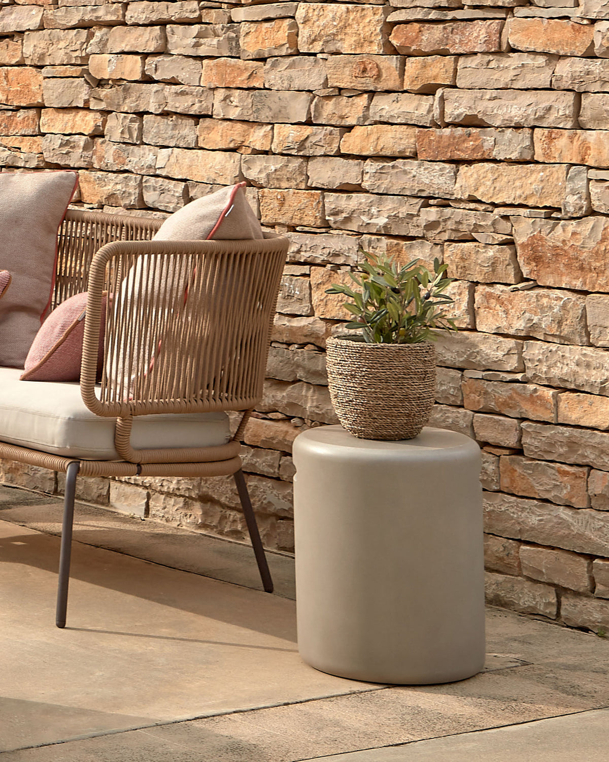 Taimi Outdoor Hocker aus Zement Ø 35 cm in Natur präsentiert im Onlineshop von KAQTU Design AG. Hocker Outdoor ist von Kave Home