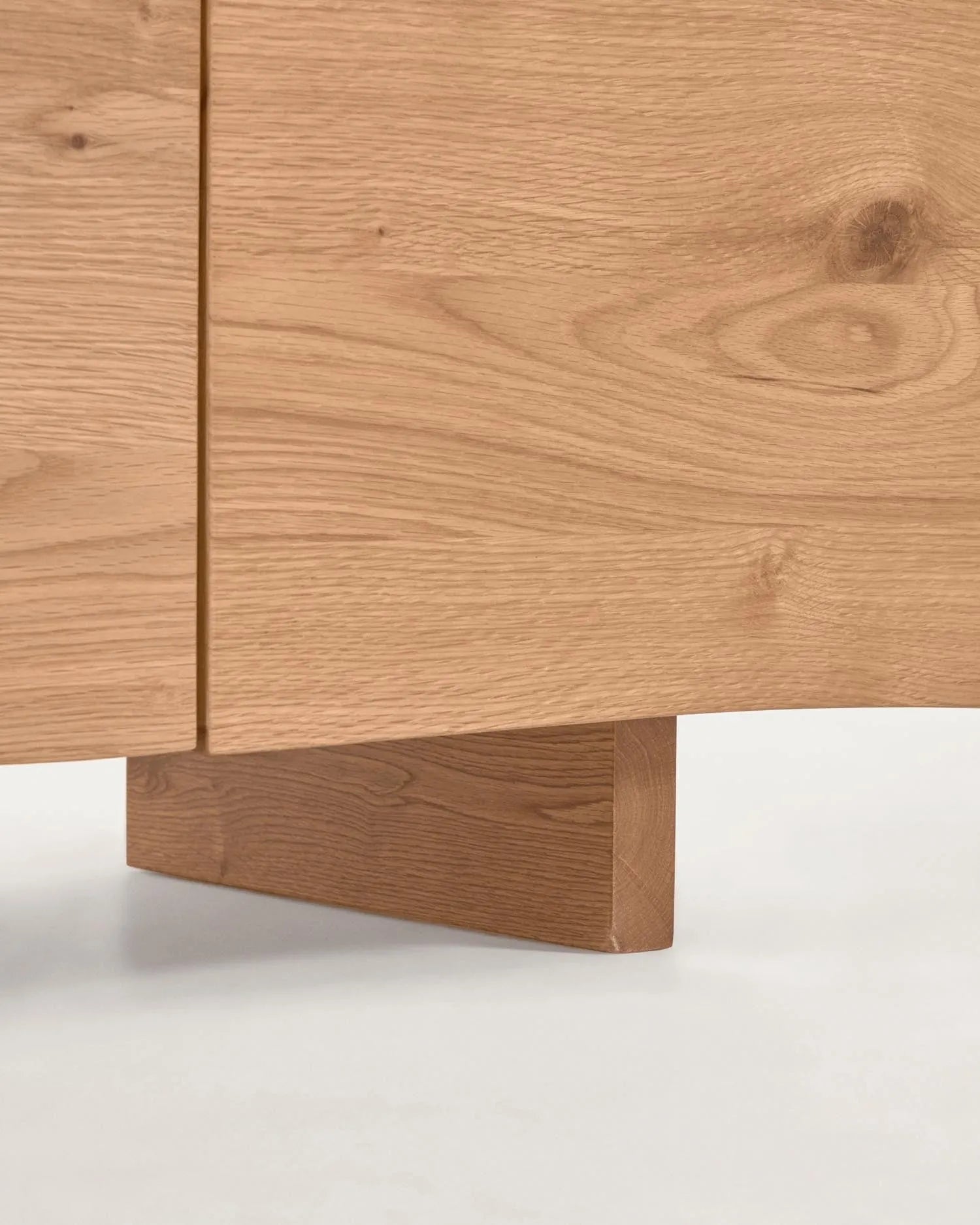 Elegantes Sideboard aus Eichenfurnier, 180x71 cm, mit natürlichem Finish und vier Türen für stilvollen Stauraum.