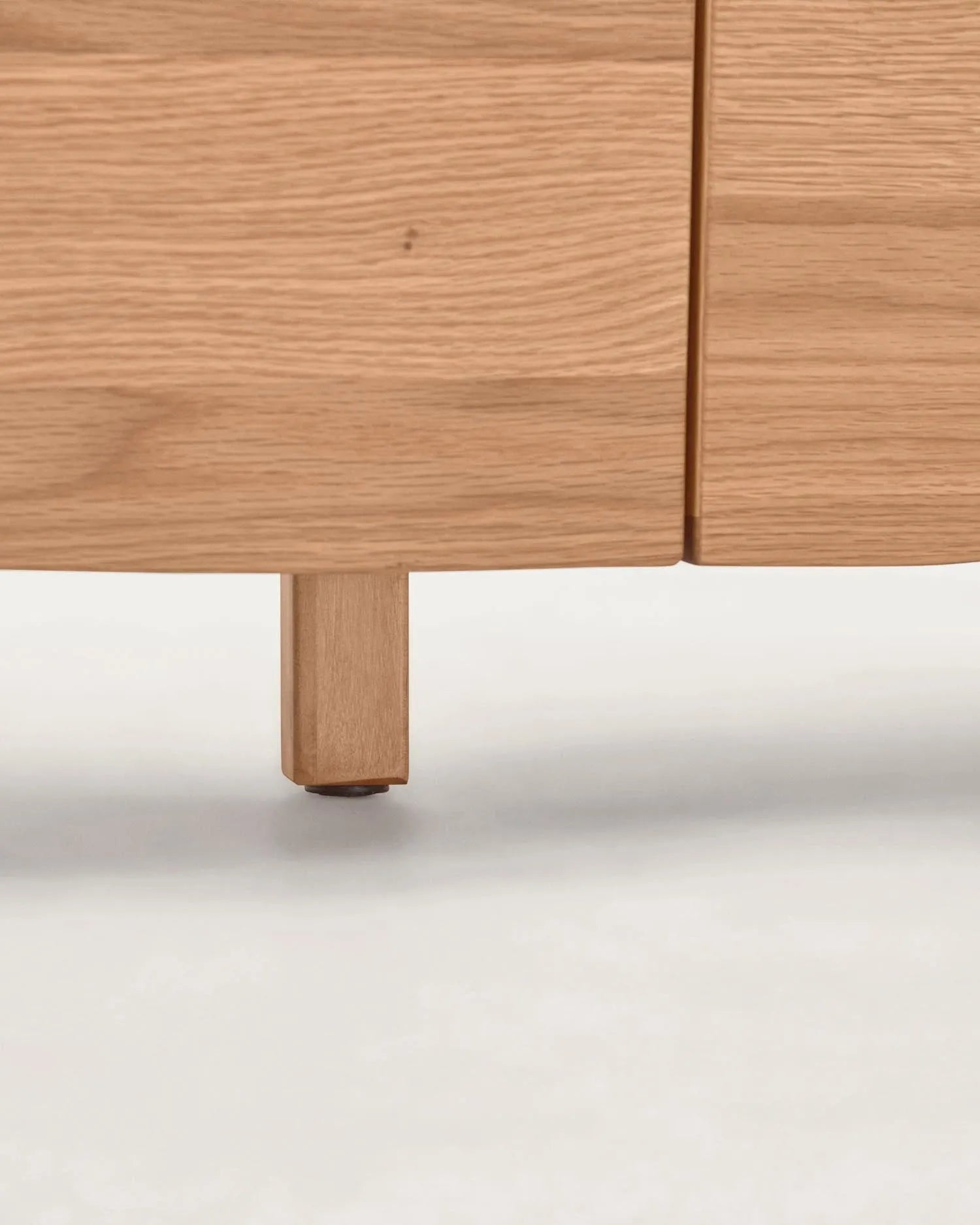 Elegantes Sideboard aus Eichenfurnier, 180x71 cm, mit natürlichem Finish und vier Türen für stilvollen Stauraum.