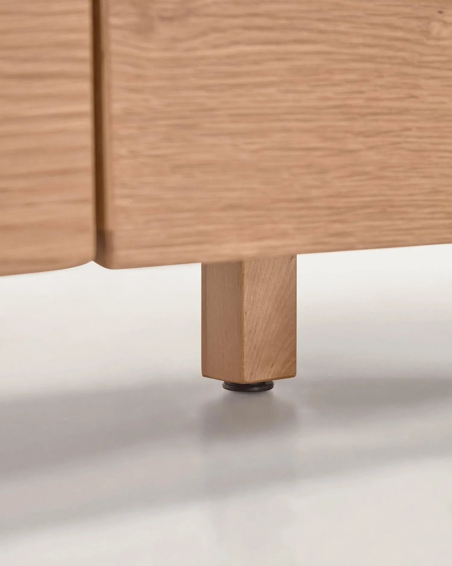 Elegantes Sideboard aus Eichenfurnier, 150x71 cm, mit natürlichem Finish und modernem Design für stilvollen Stauraum.