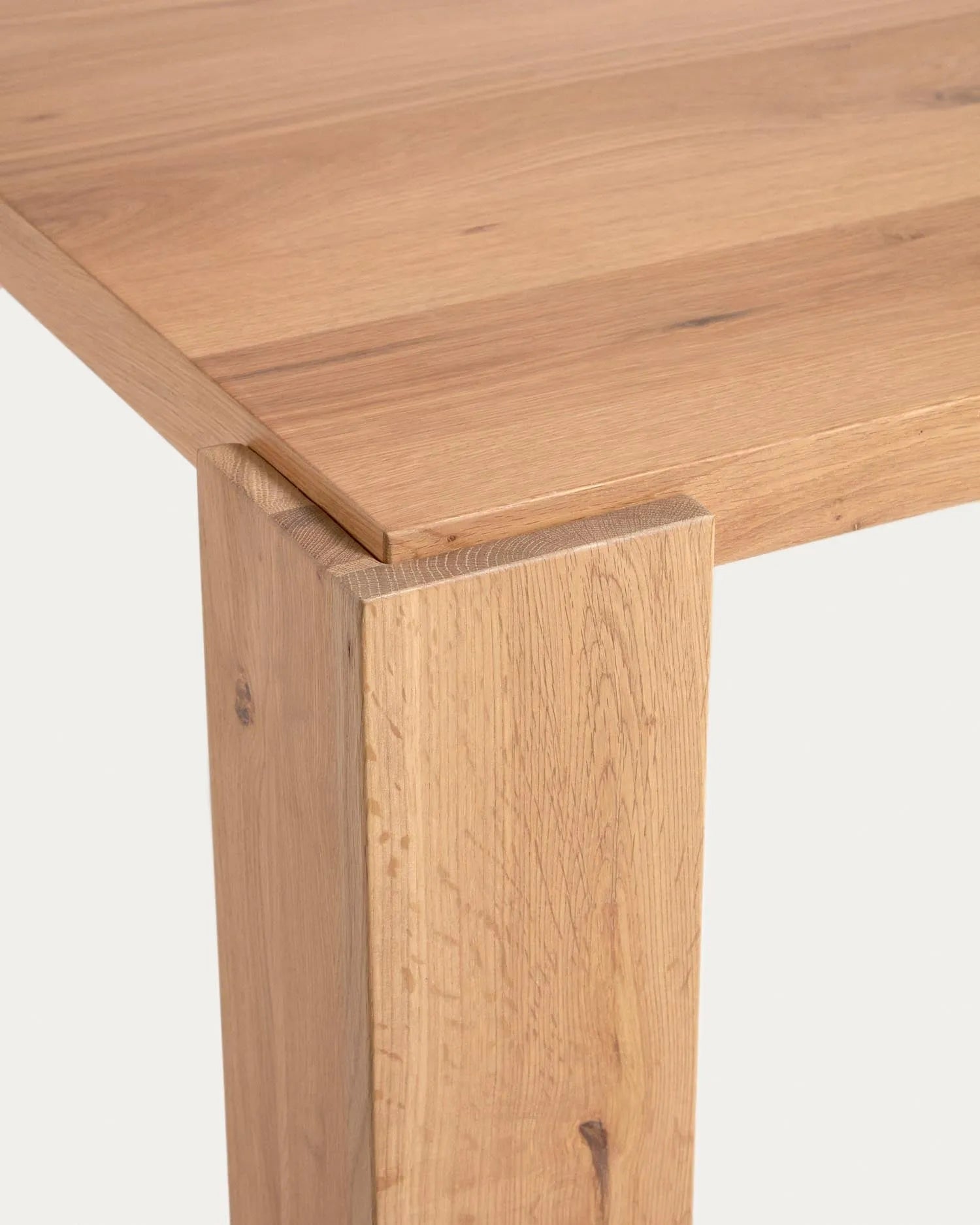 Der Deyanira Tisch vereint zeitlose Eleganz mit robuster Eiche, ideal für stilvolle Zusammenkünfte.