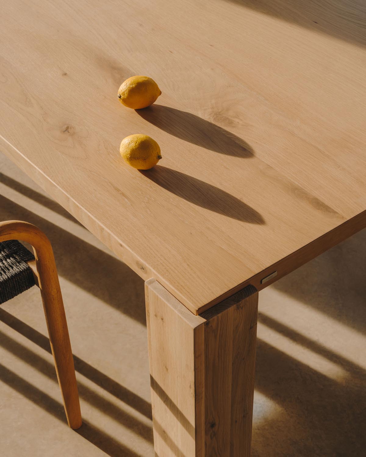 Deyanira Tisch: Eichenfurnier & Massivholz, 220x110 cm, Kave Home.