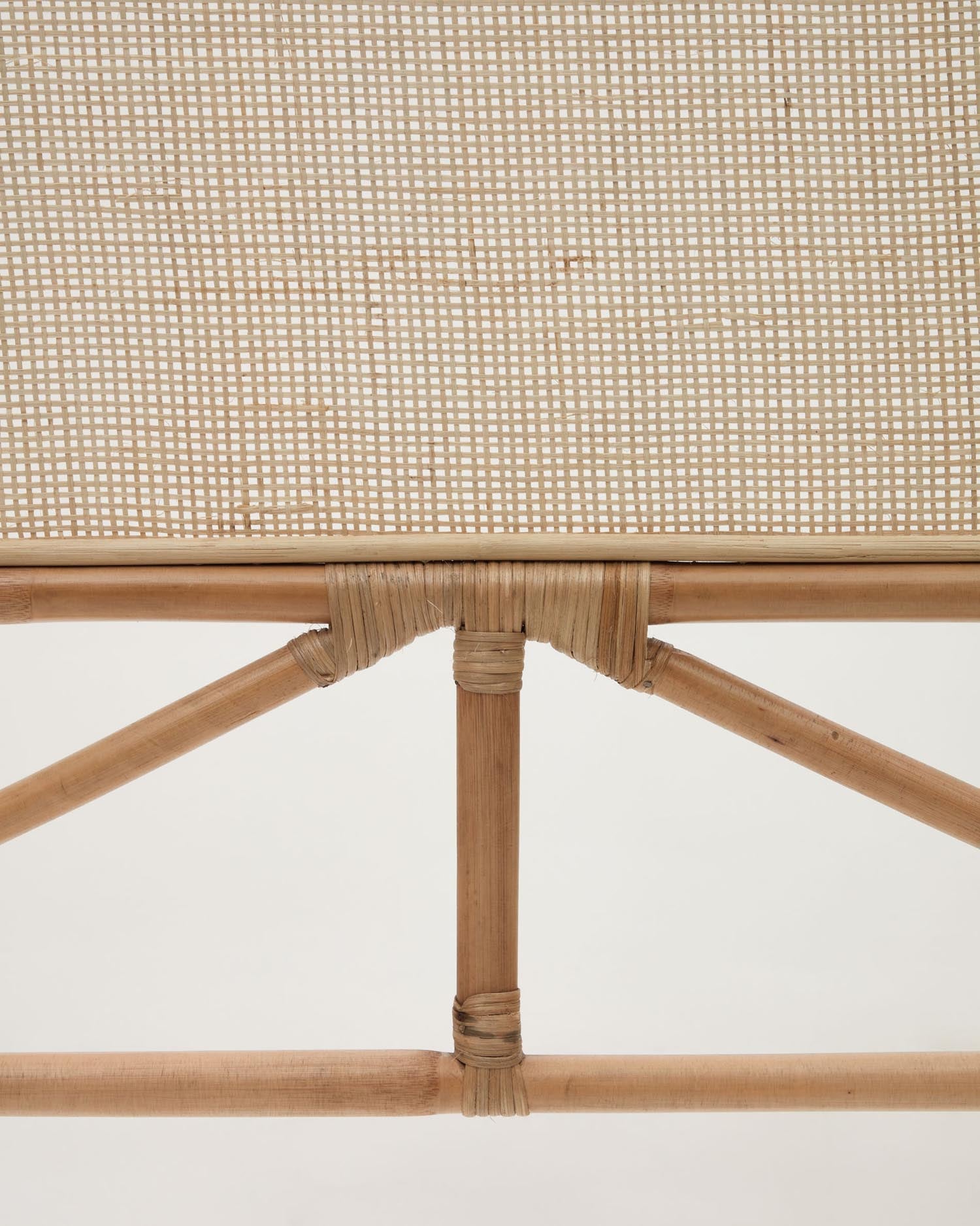 Elegantes Quiterie Bettkopfteil aus Rattan, 90 cm, mit natürlichem Finish. Perfekt für Einzelbetten, vereint Stil und Umweltbewusstsein.