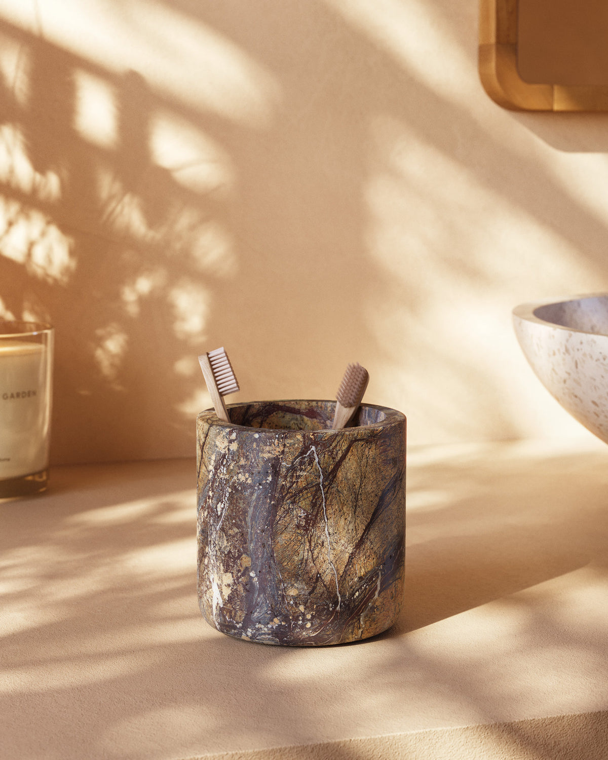 Spalsh Zahnbürstenhalter aus Marmor beige in Braun präsentiert im Onlineshop von KAQTU Design AG. Badzubehör ist von Kave Home