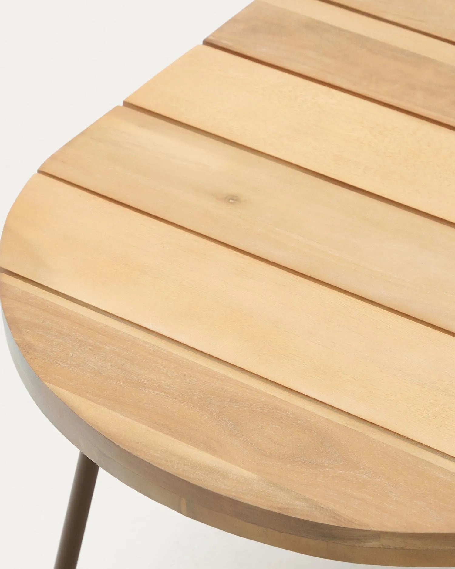 Eleganter Outdoor-Couchtisch aus Akazienholz mit Stahlgestell und braunem Seil, ideal für stilvolle Terrassen.