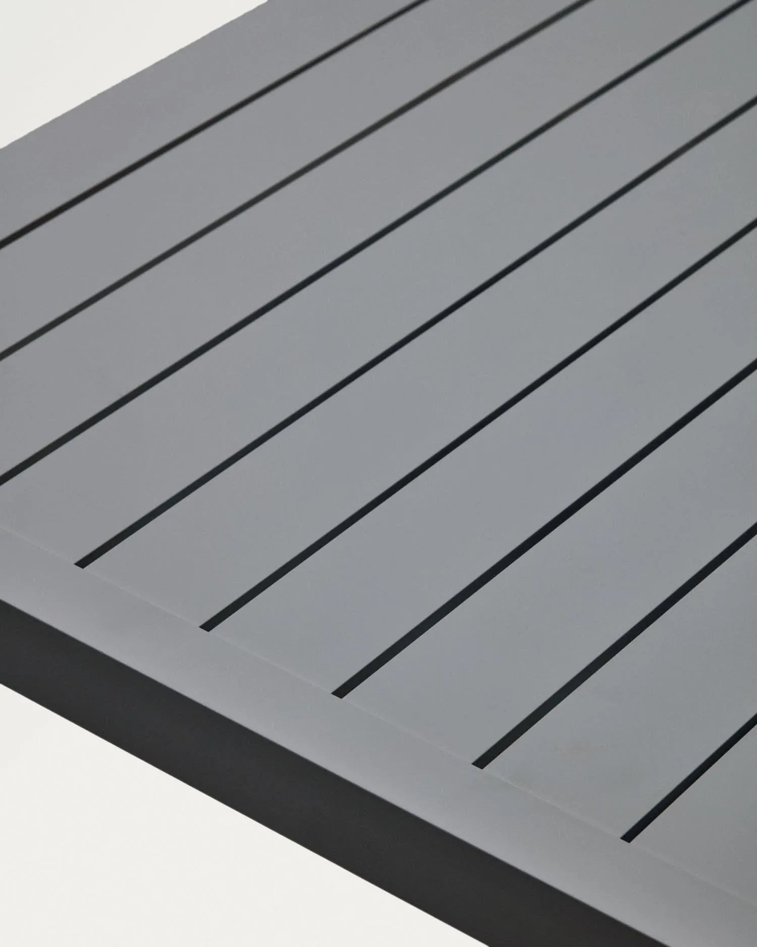 Eleganter Gartentisch aus Aluminium, 180x90 cm, in modernem Grau. Robust, wetterfest und ideal für stilvolle Outdoor-Momente.