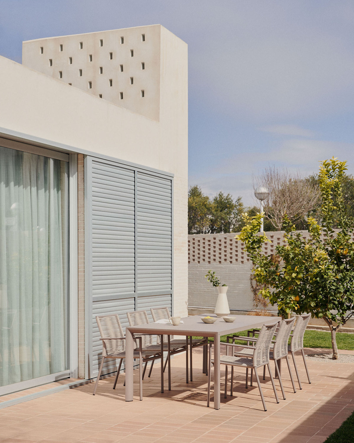 Gartentisch Culip aus Aluminium mit taupefarbenem Finish 220 x 100 cm in Braun präsentiert im Onlineshop von KAQTU Design AG. Gartentisch ist von Kave Home