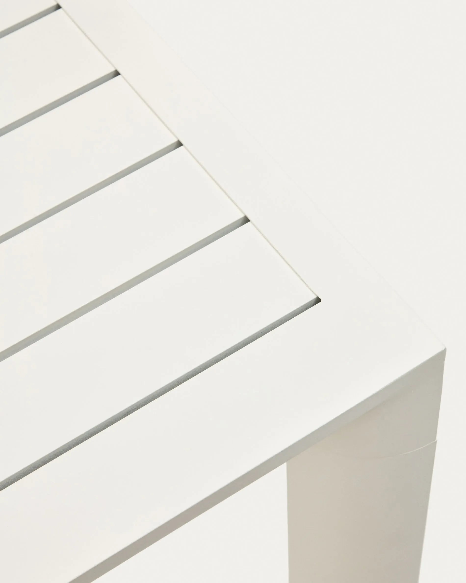 Eleganter, wetterfester Aluminiumtisch in Weiß, ideal für Terrasse oder Balkon, 77x77 cm, pflegeleicht und stilvoll.