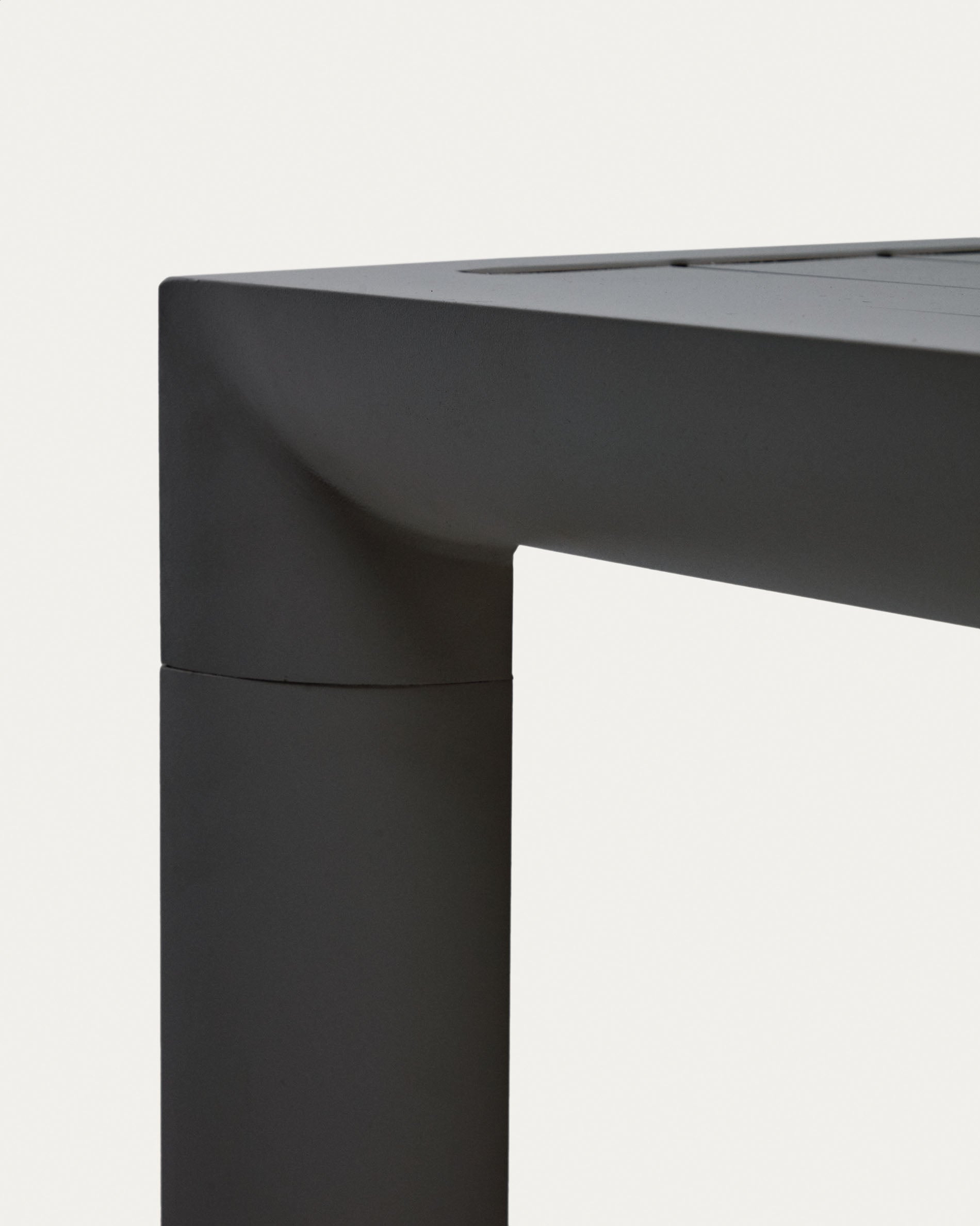 Moderner Gartentisch aus Aluminium mit grauem Finish, 150 x 77 cm, ideal für stilvolle Außenbereiche, von Kave Home.