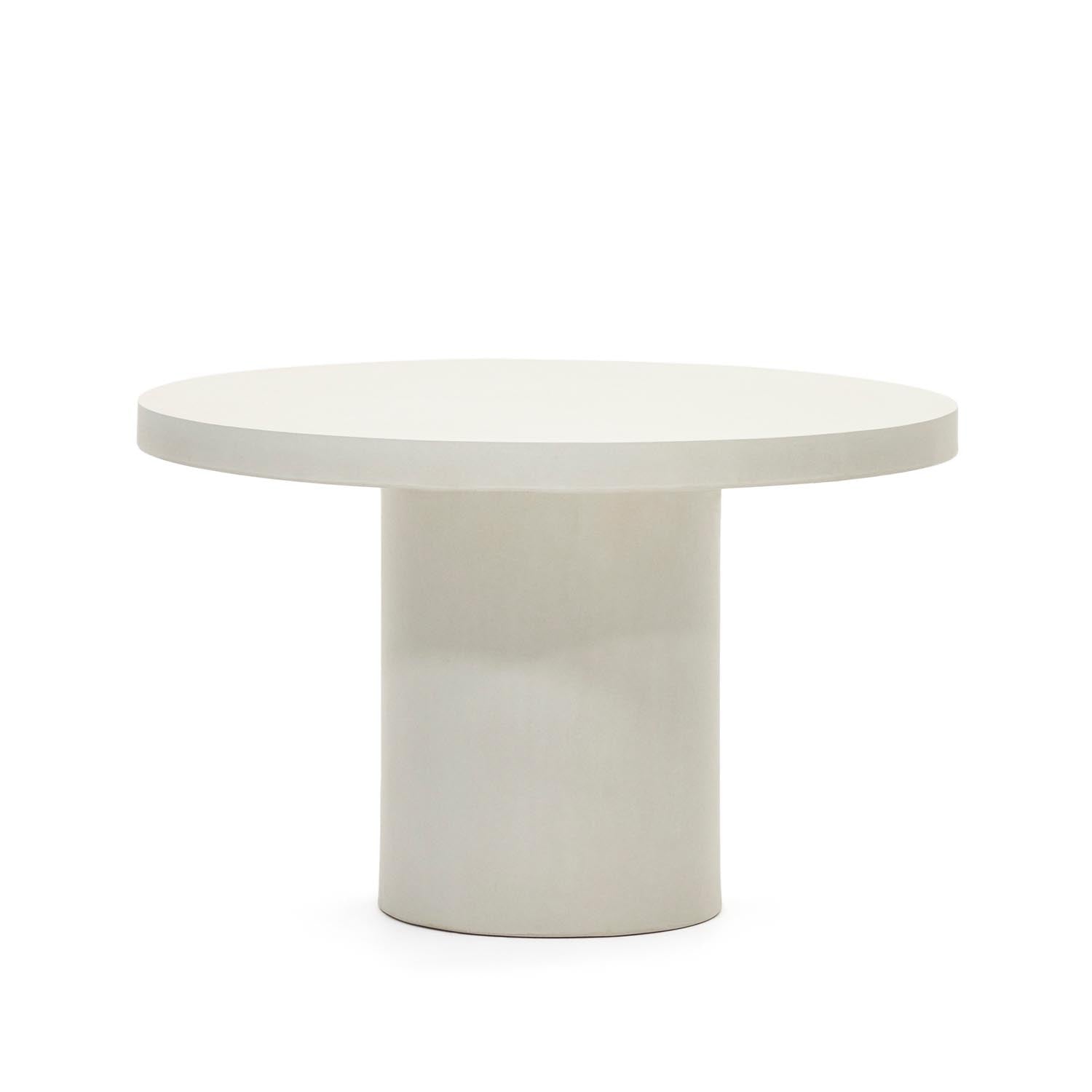 Eleganter, weißer Zementtisch Ø 120 cm von Kave Home, ideal für Garten, wetterfest, stabil, Platz für 6 Personen.