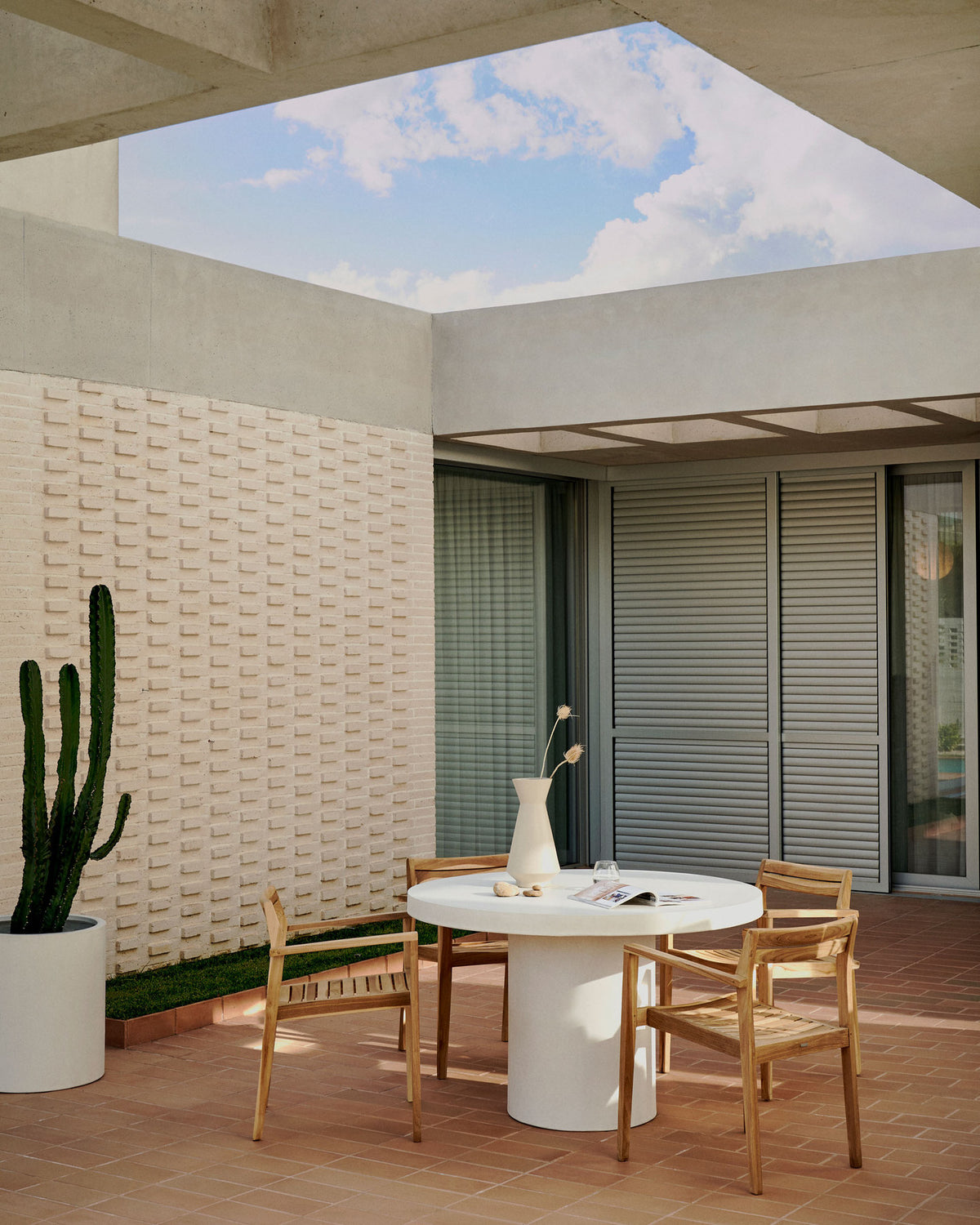 Aiguablava runder Tisch aus Zement in Weiss Ø 120 cm in Weiss präsentiert im Onlineshop von KAQTU Design AG. Gartentisch ist von Kave Home