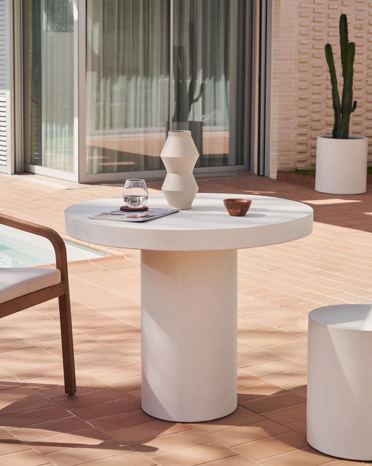 Eleganter runder Zementtisch in Weiß, Ø 90 cm, von Kave Home.