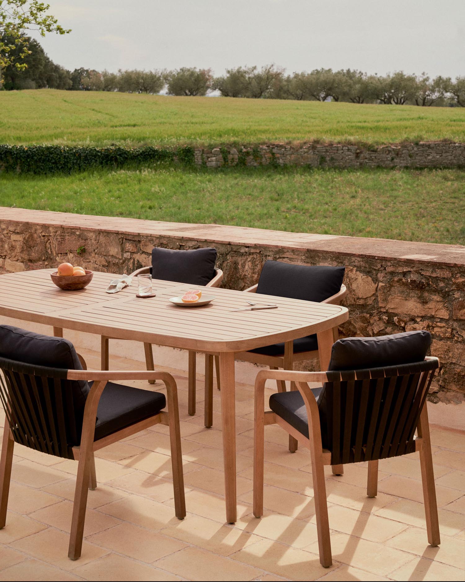 Der Maset Tisch von Kave Home vereint robustes Eukalyptusholz mit elegantem Design und ist ideal für gesellige Momente im Freien.