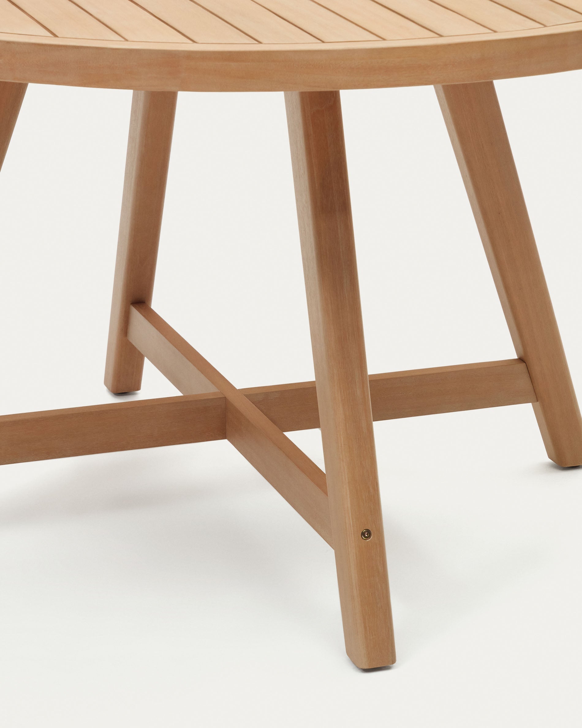 Runder Urgell Tisch aus massivem Eukalyptusholz, Ø 130 cm, ideal für den Außenbereich, FSC-zertifiziert, von Kave Home.