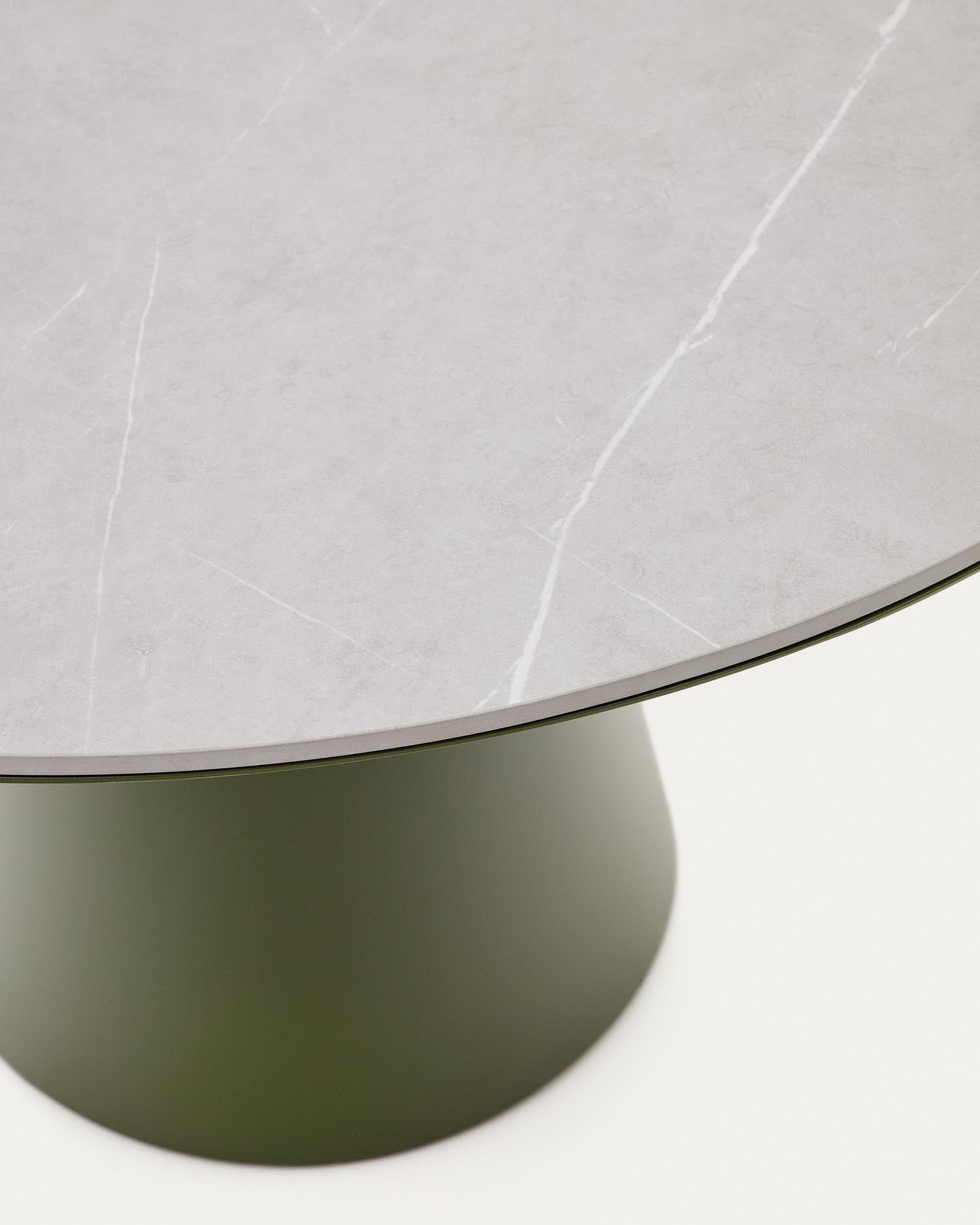 Moderner Outdoor-Tisch mit grün glasierter Keramikplatte und Aluminiumgestell, ideal für stilvolle Außenbereiche.