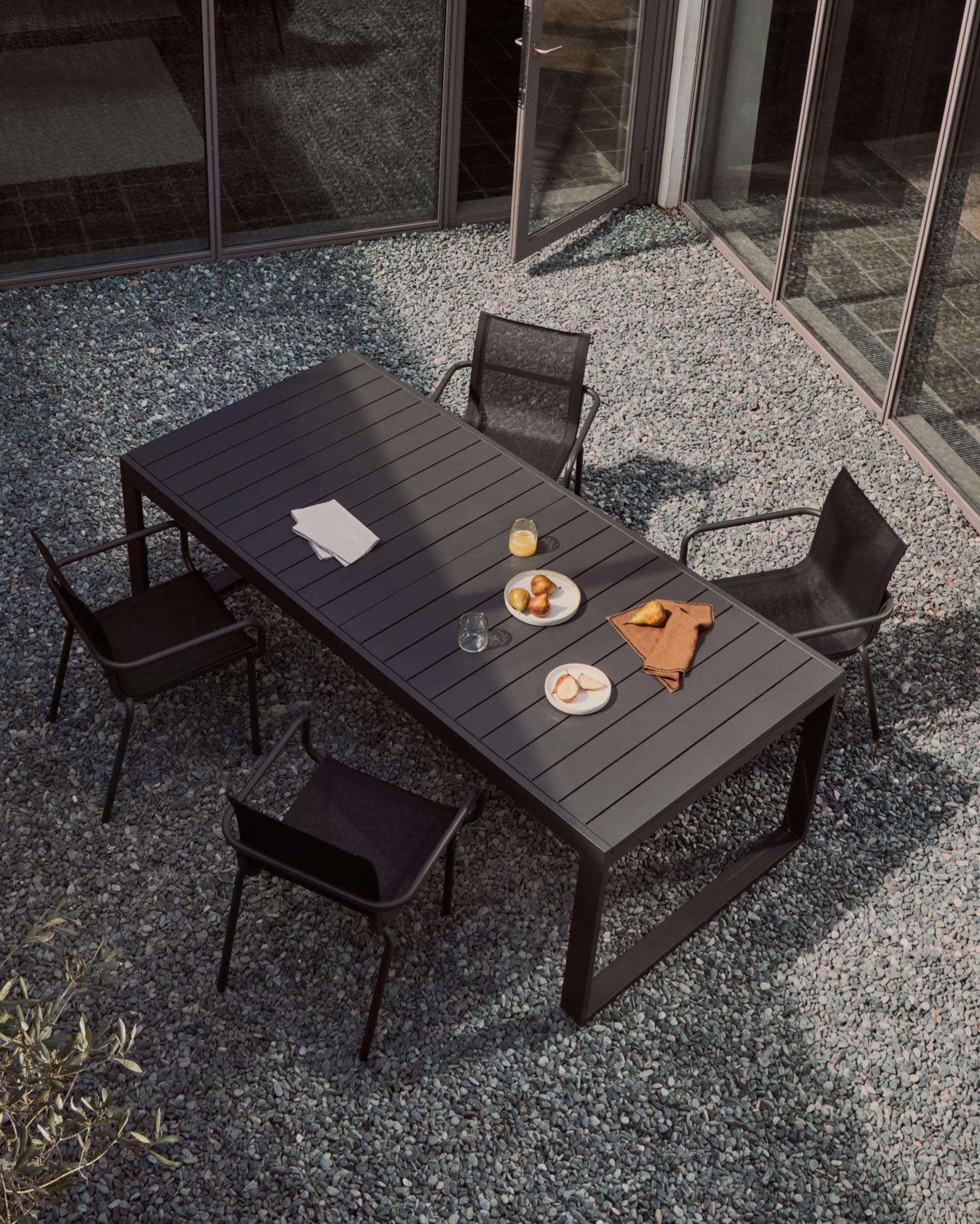 Eleganter Gartentisch aus Aluminium, ausziehbar von 220 auf 340 cm, dunkelgrau, ideal für moderne Außenbereiche und gesellige Runden.